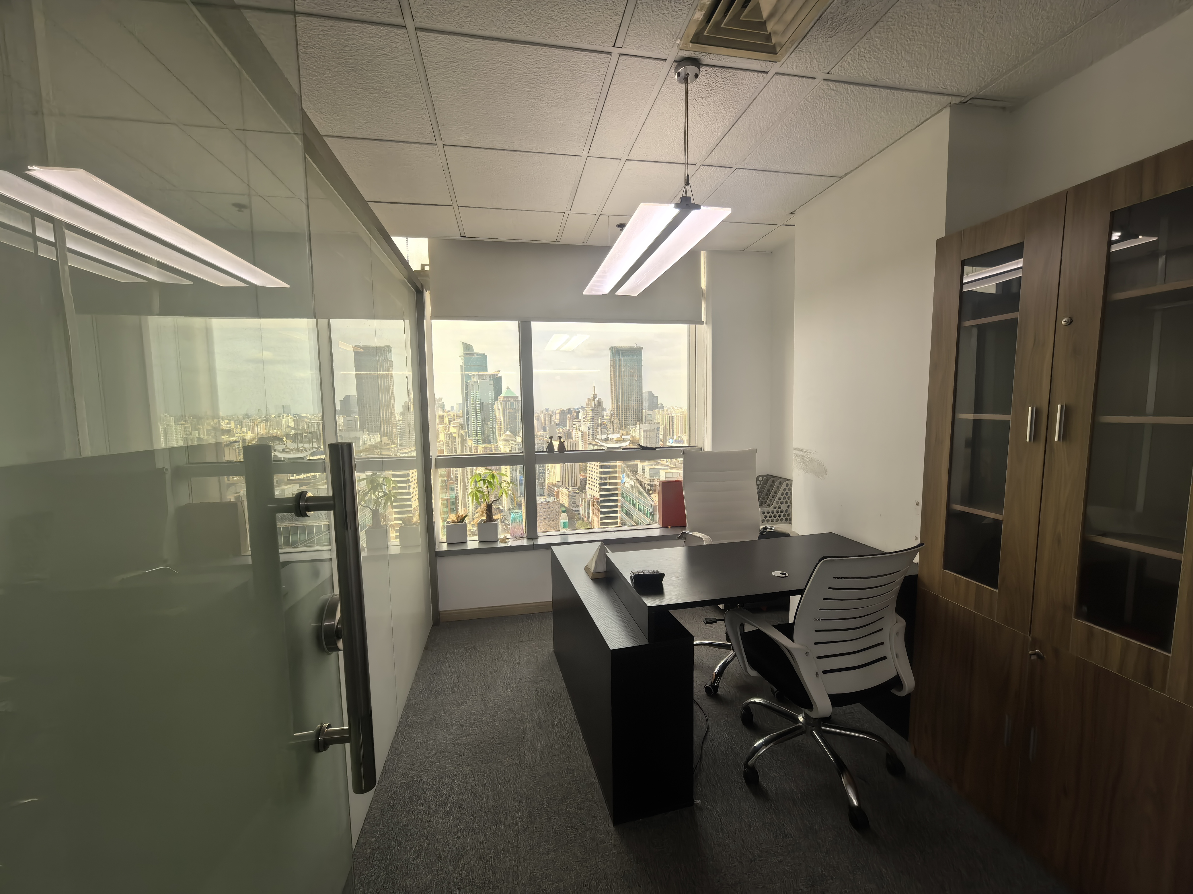 南京西路仲益大厦65平米写字楼出租