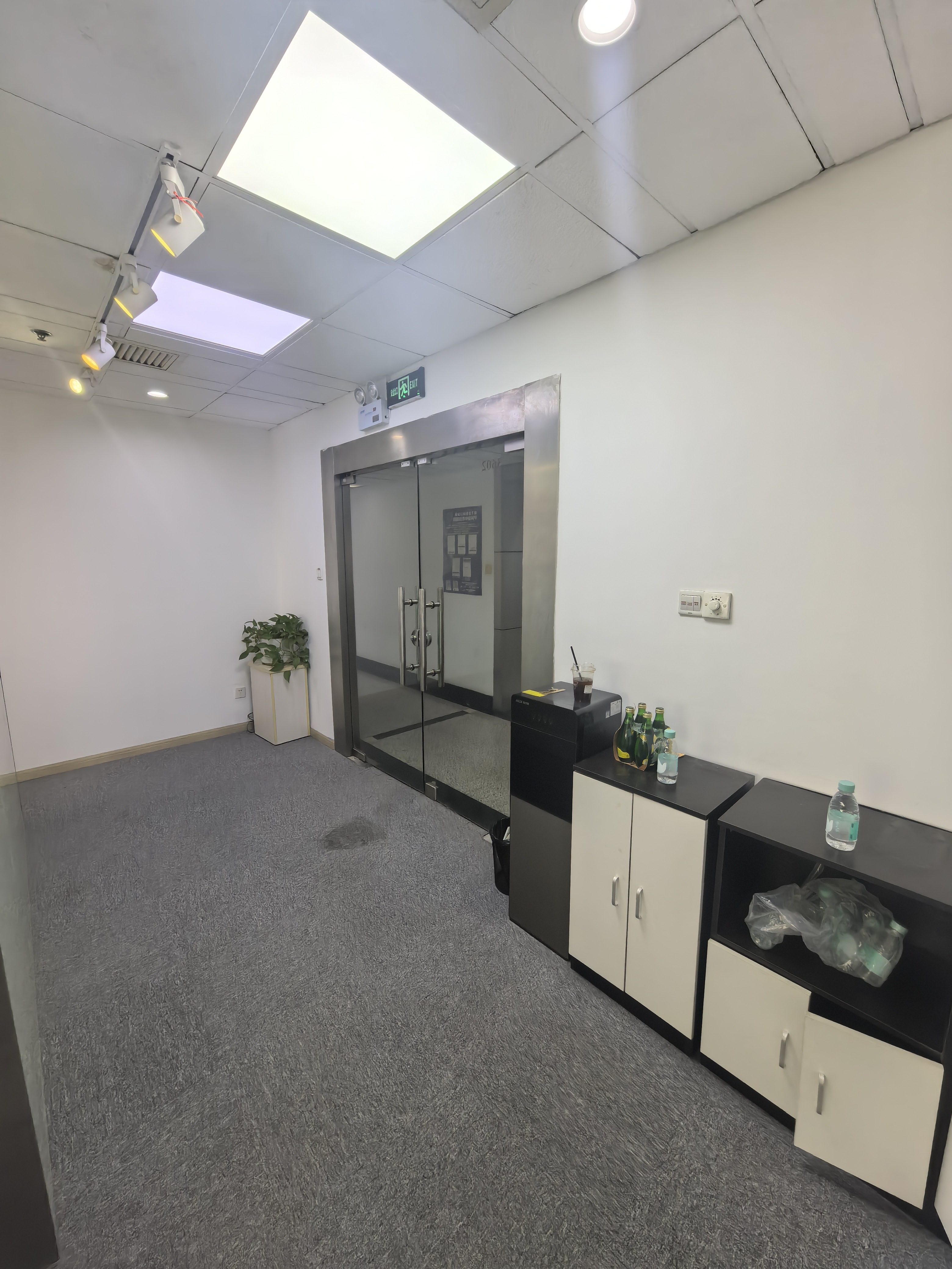 南京西路仲益大厦65平米写字楼出租