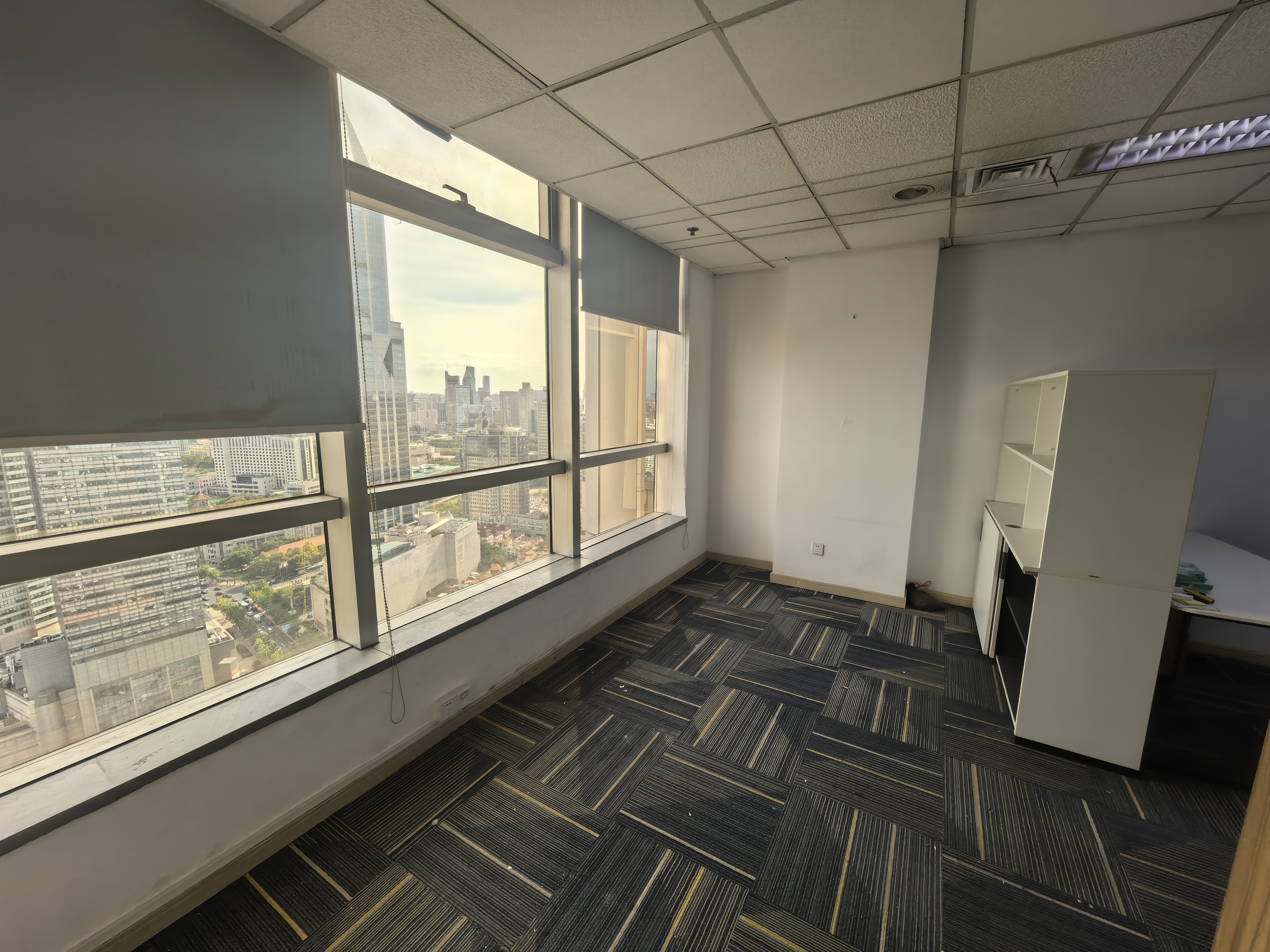 南京西路仲益大厦65平米写字楼出租