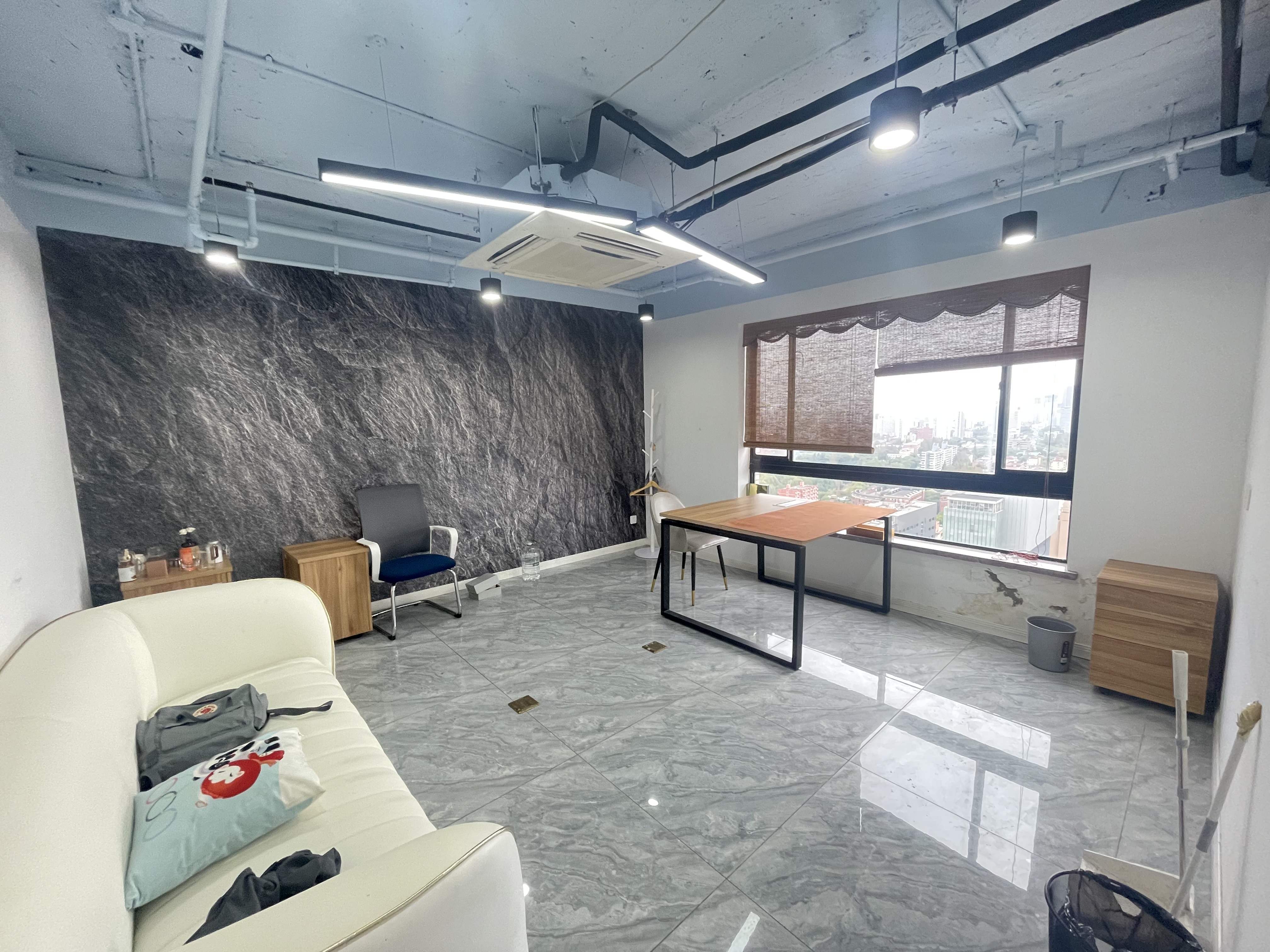 漕河泾光大会展中心244平米写字楼出租