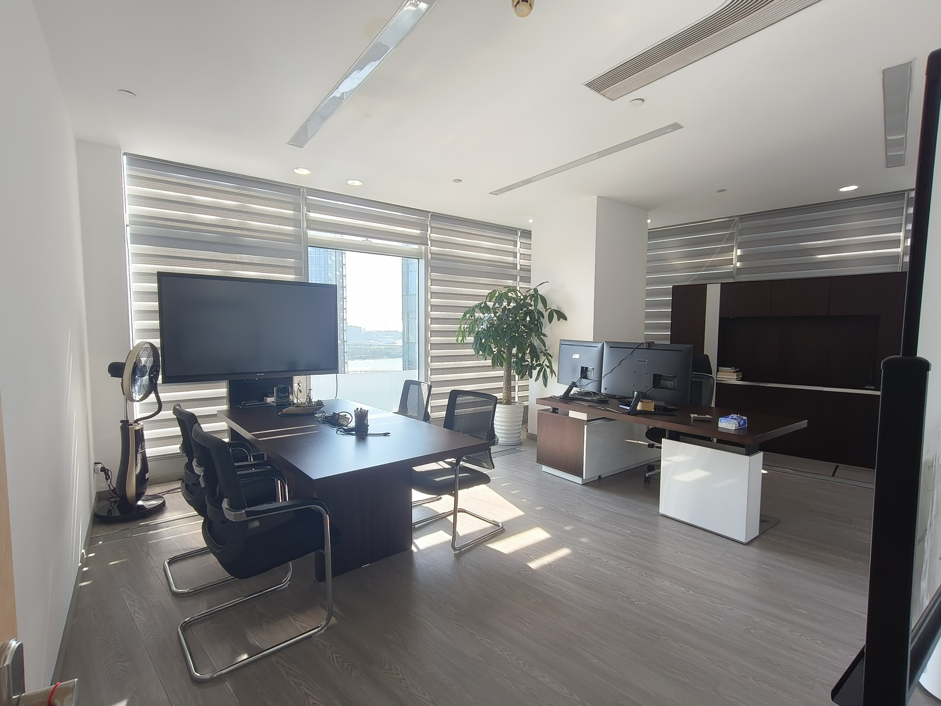 世博滨江绿地海外滩211平米写字楼出租