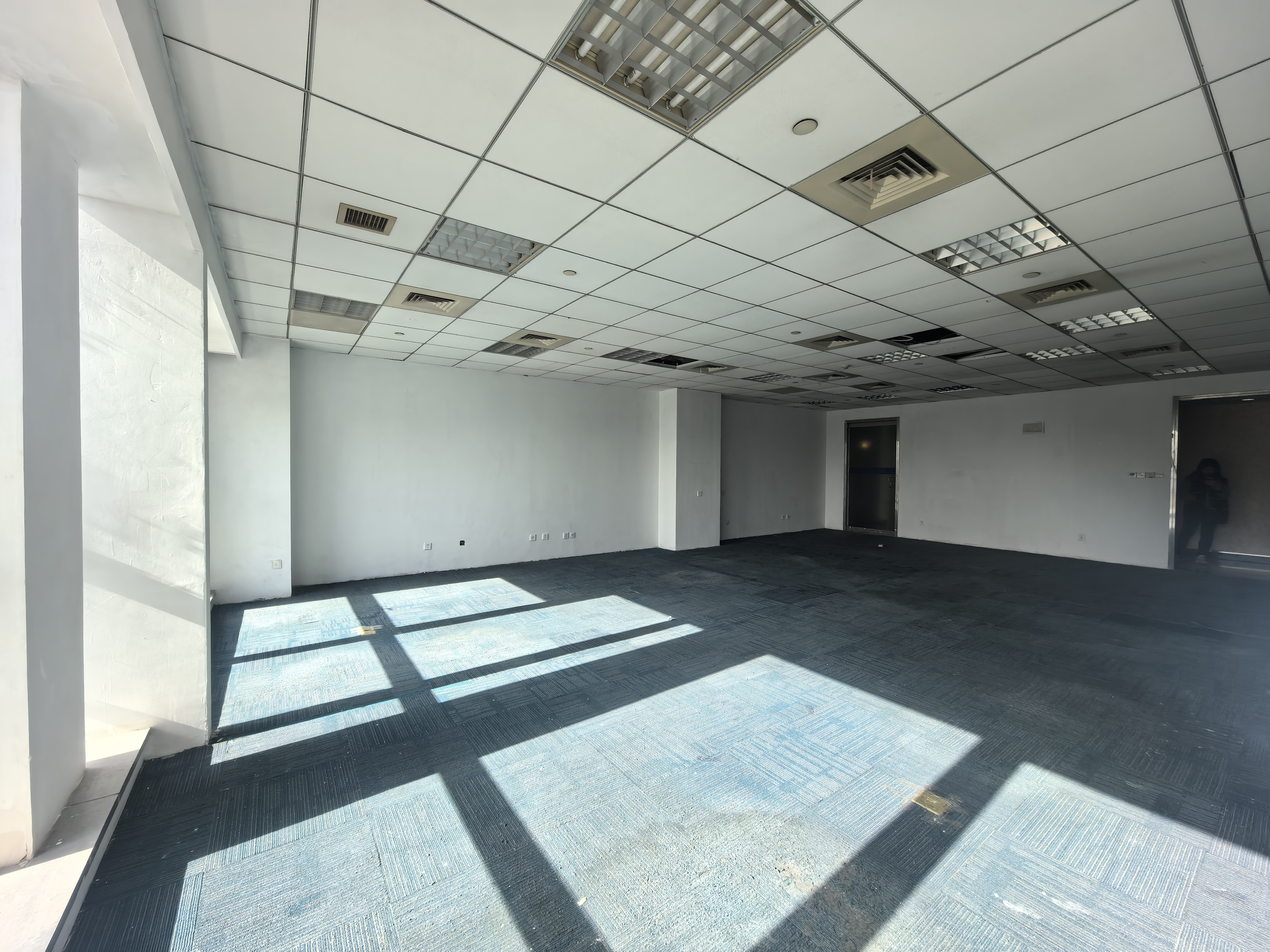 南京西路晶采世纪大厦126平米写字楼出租