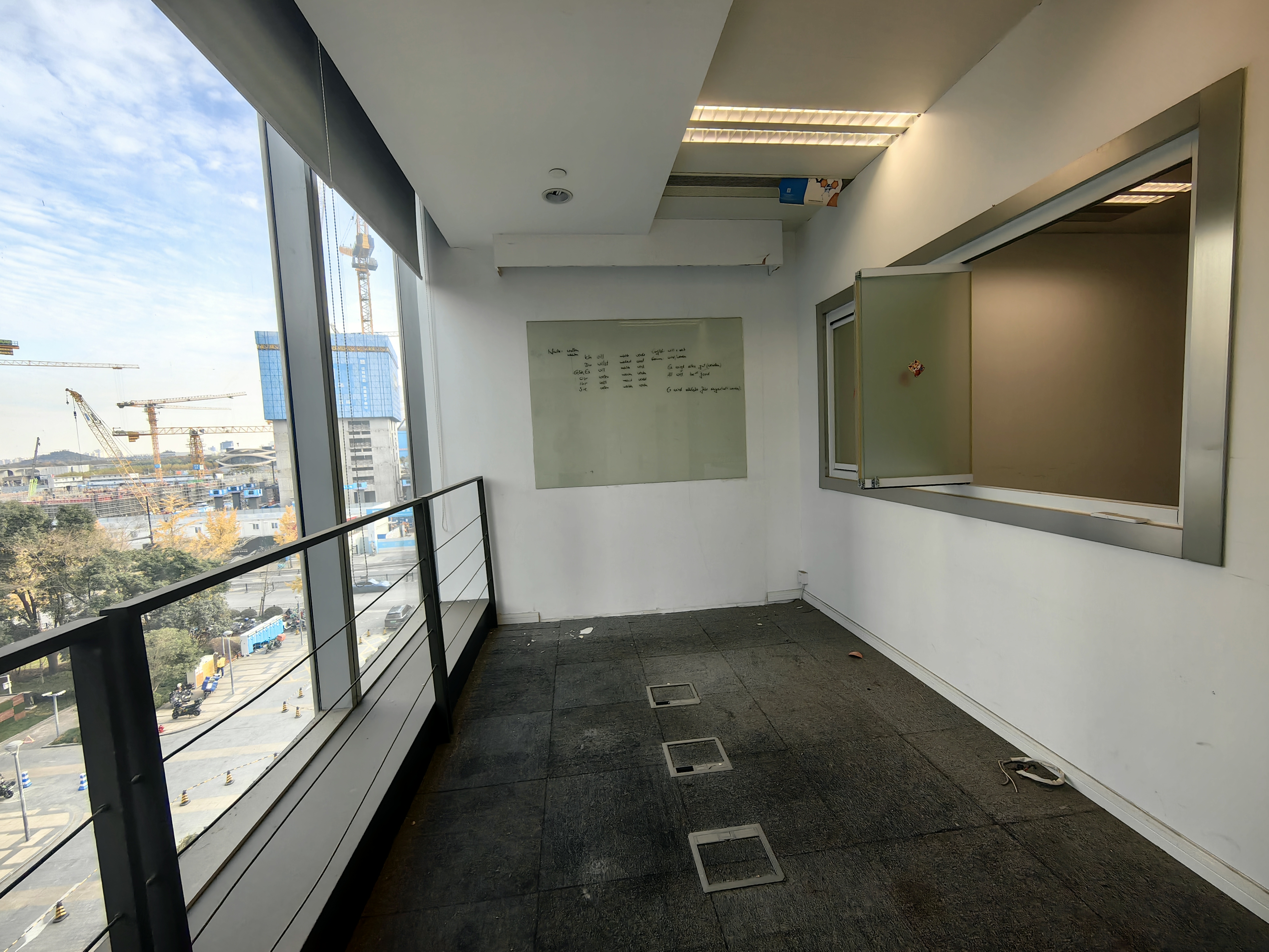 龙华上海绿地中心一期76平米写字楼出租