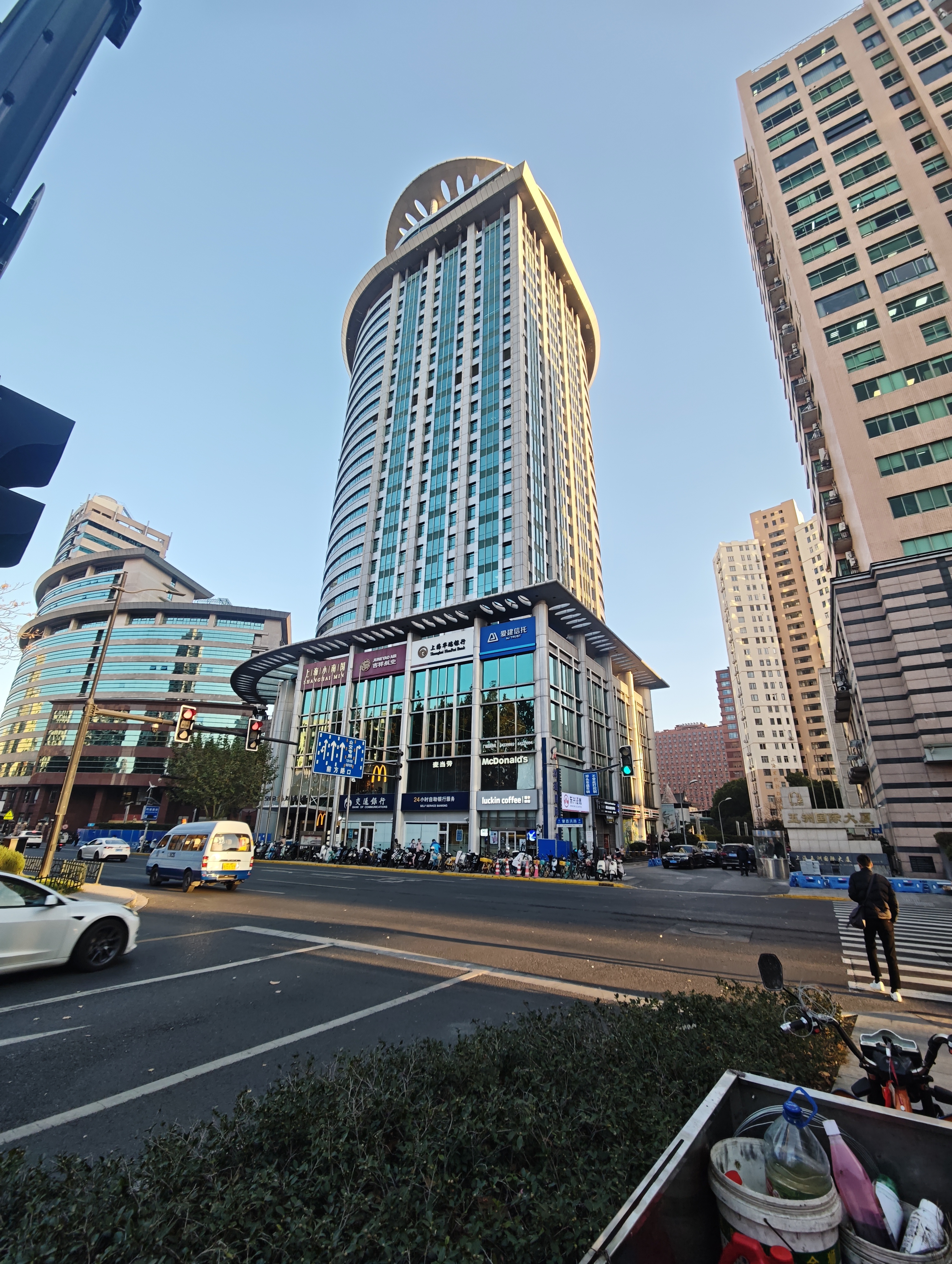 徐家汇均瑶国际广场356平米写字楼出租