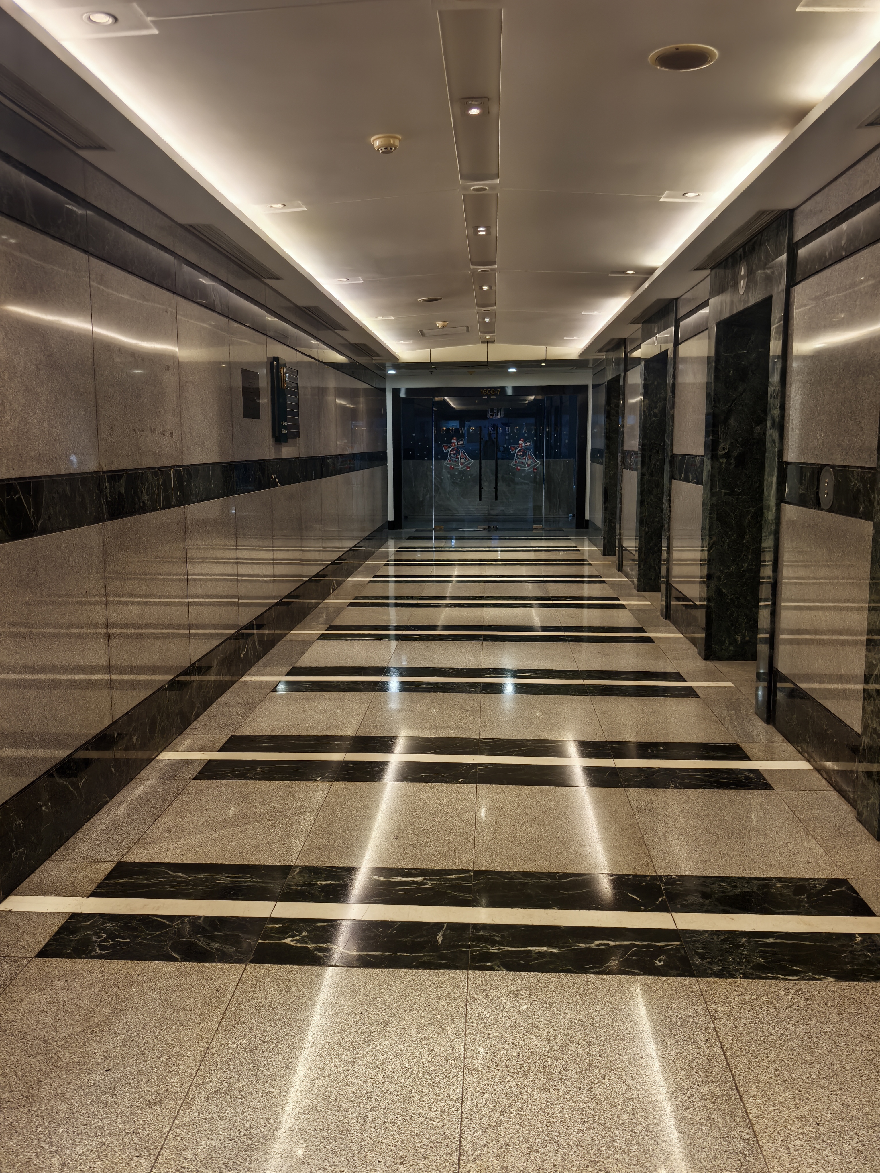 人民广场港陆广场369平米写字楼出租