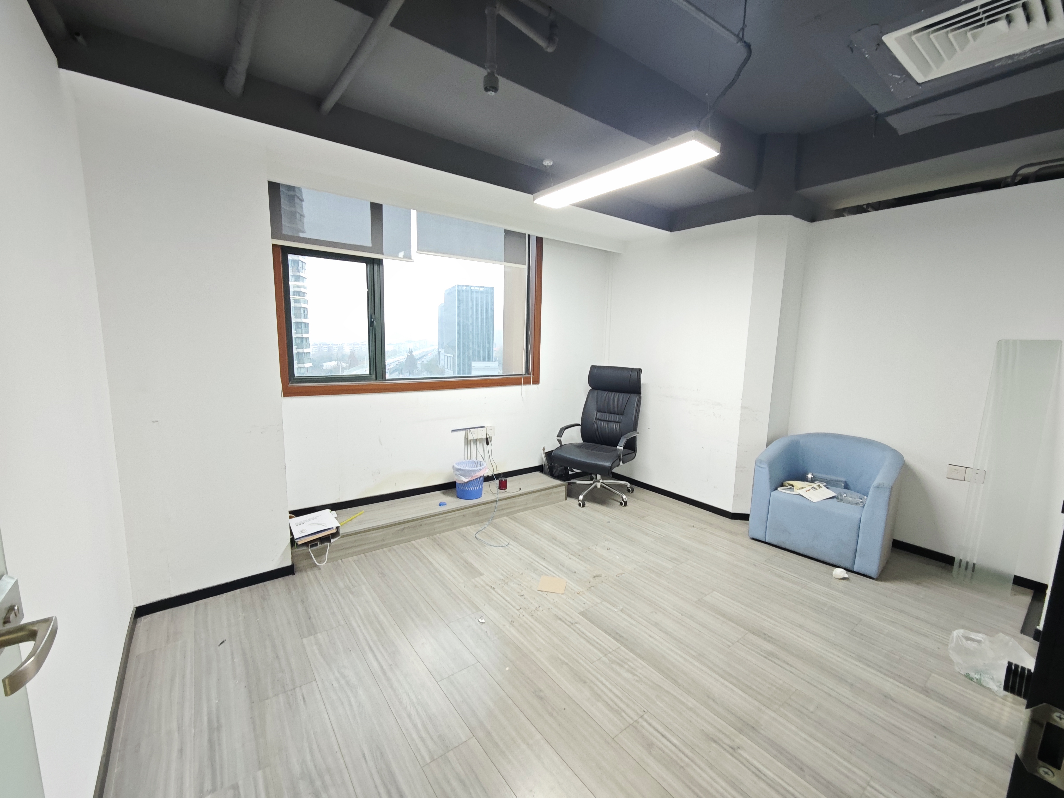 光新浦发广场385平米写字楼出租