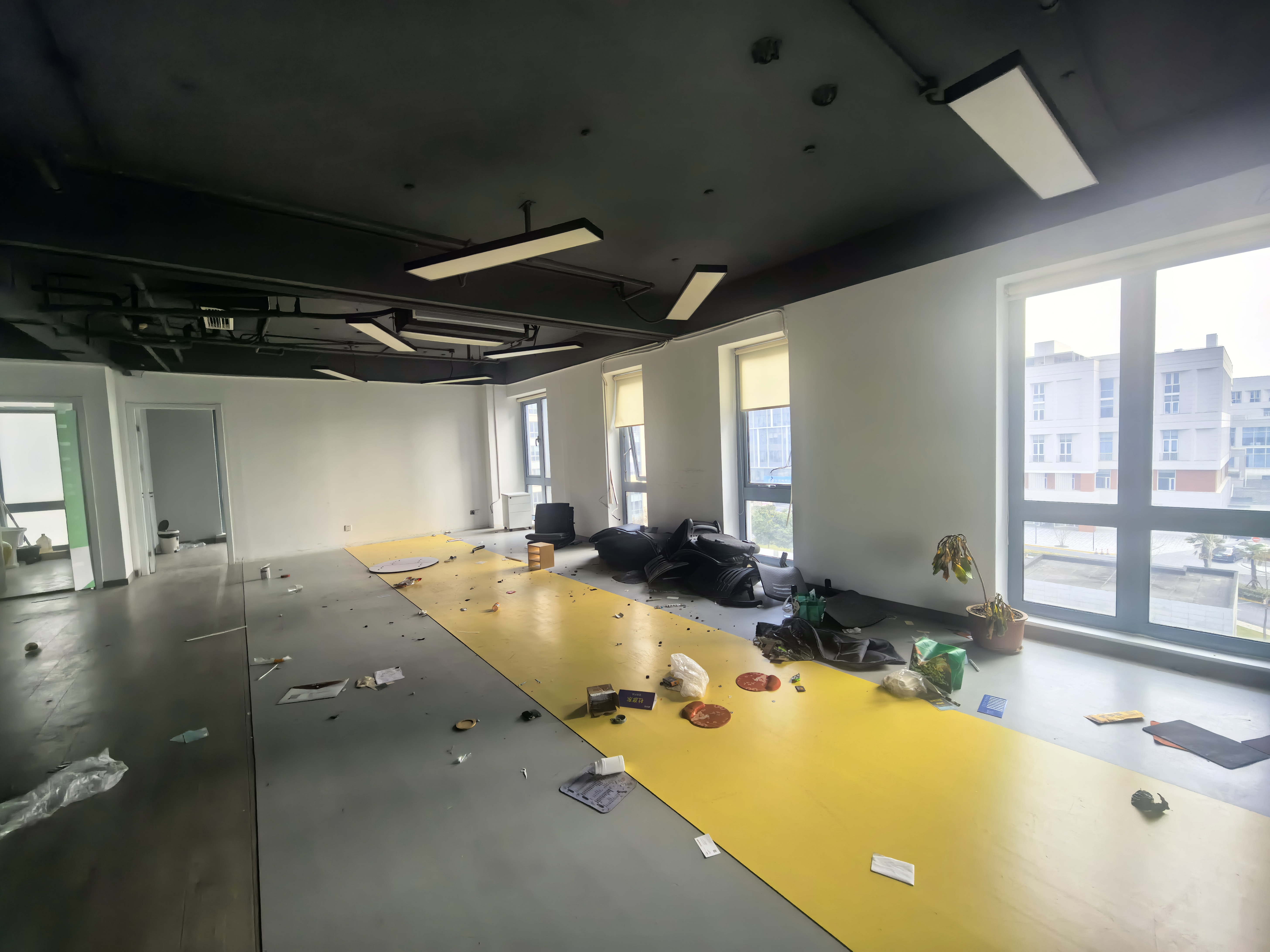 长风国盛中心220平米写字楼出租