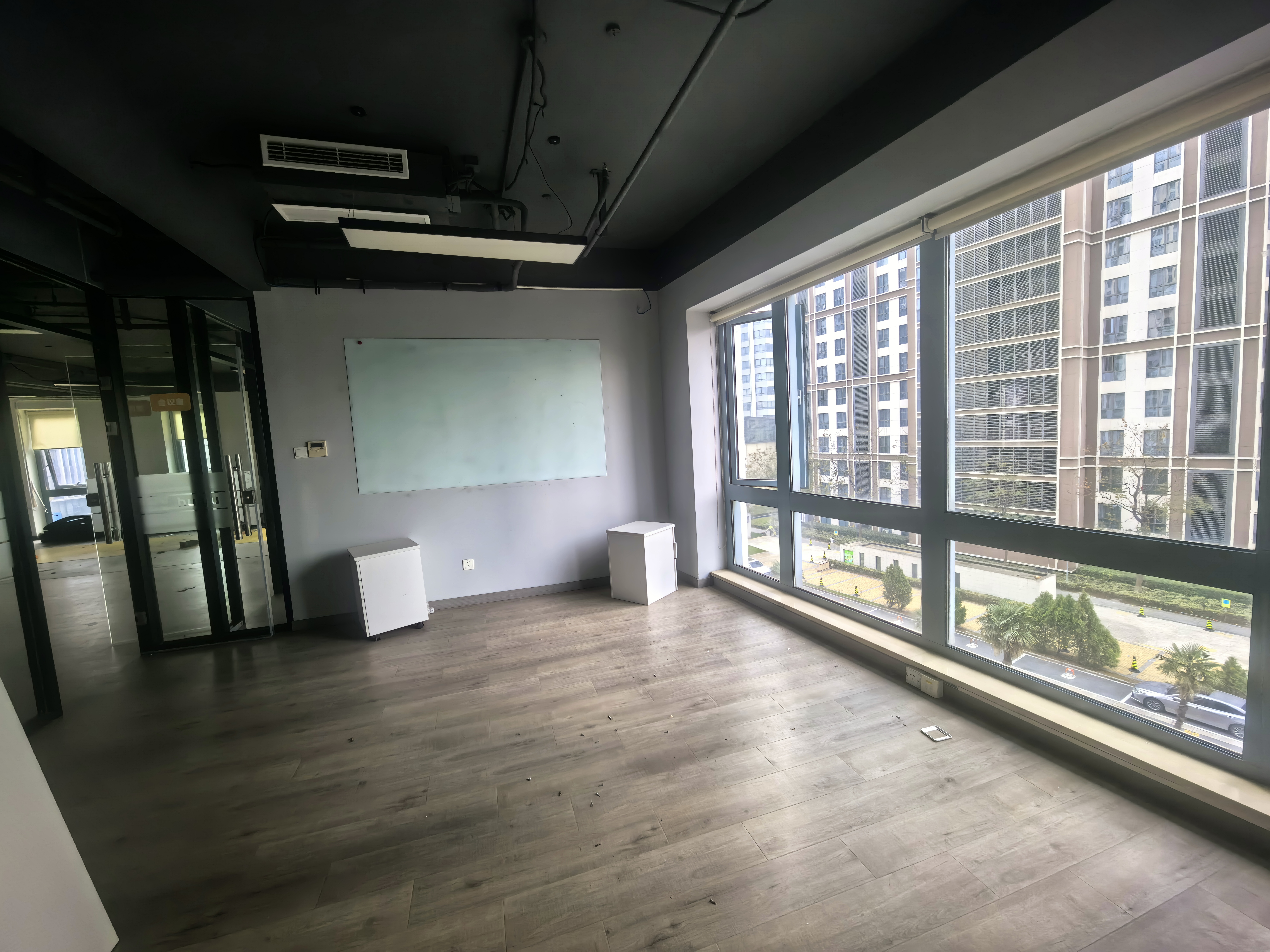 长风国盛中心220平米写字楼出租