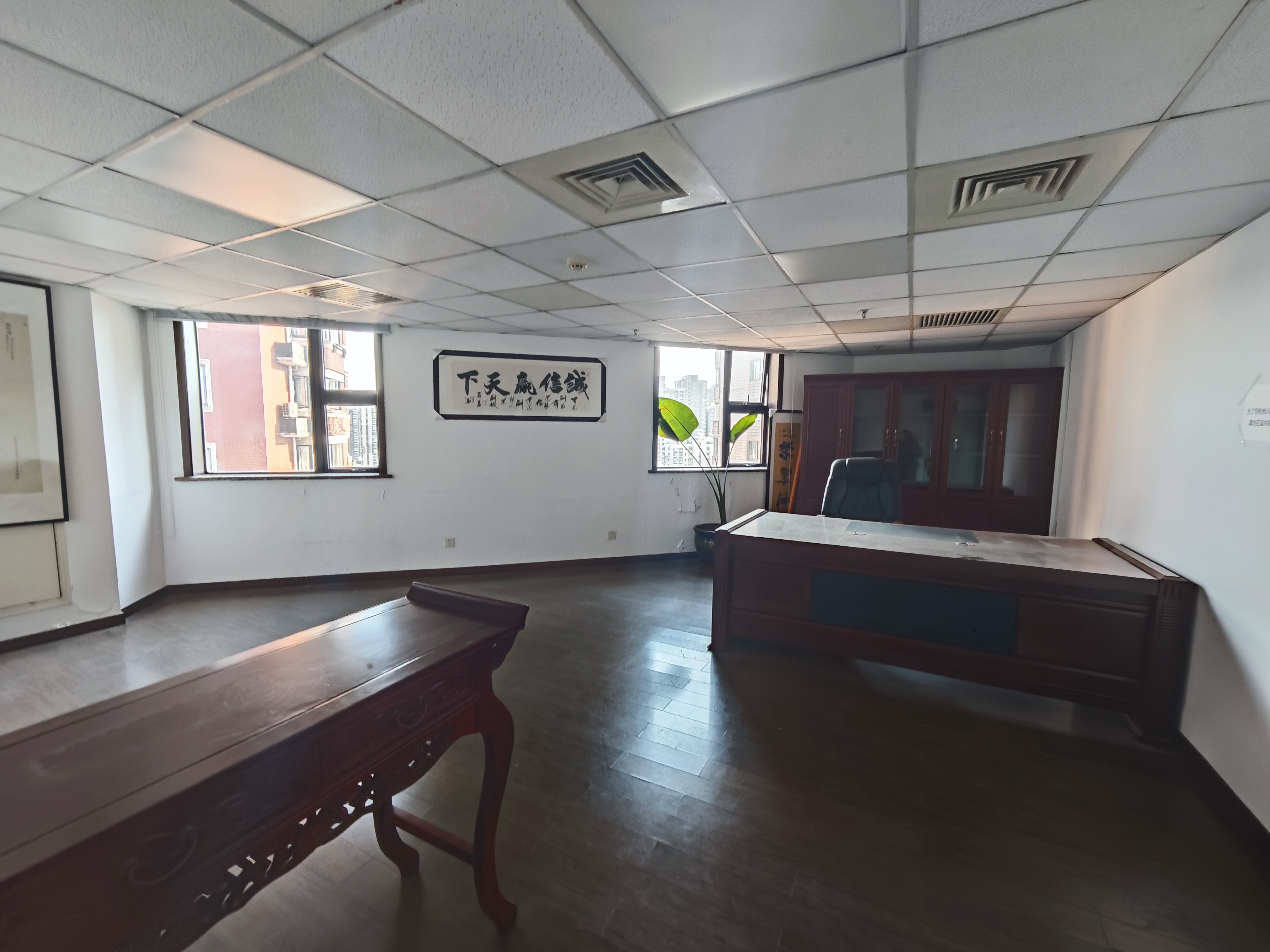 长寿路沙田大厦297平米写字楼出租