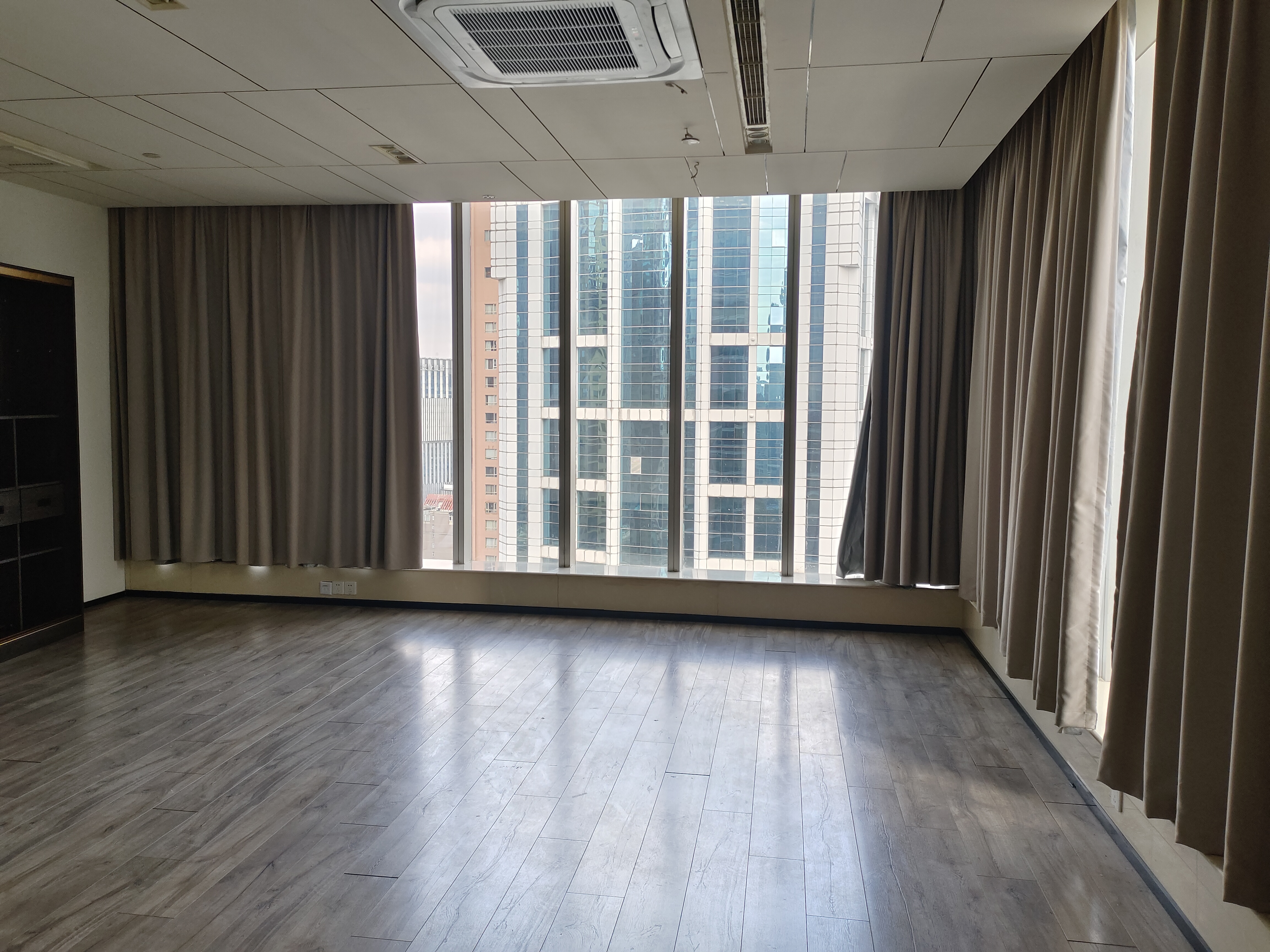 陆家嘴新上海国际大厦246平米写字楼出售