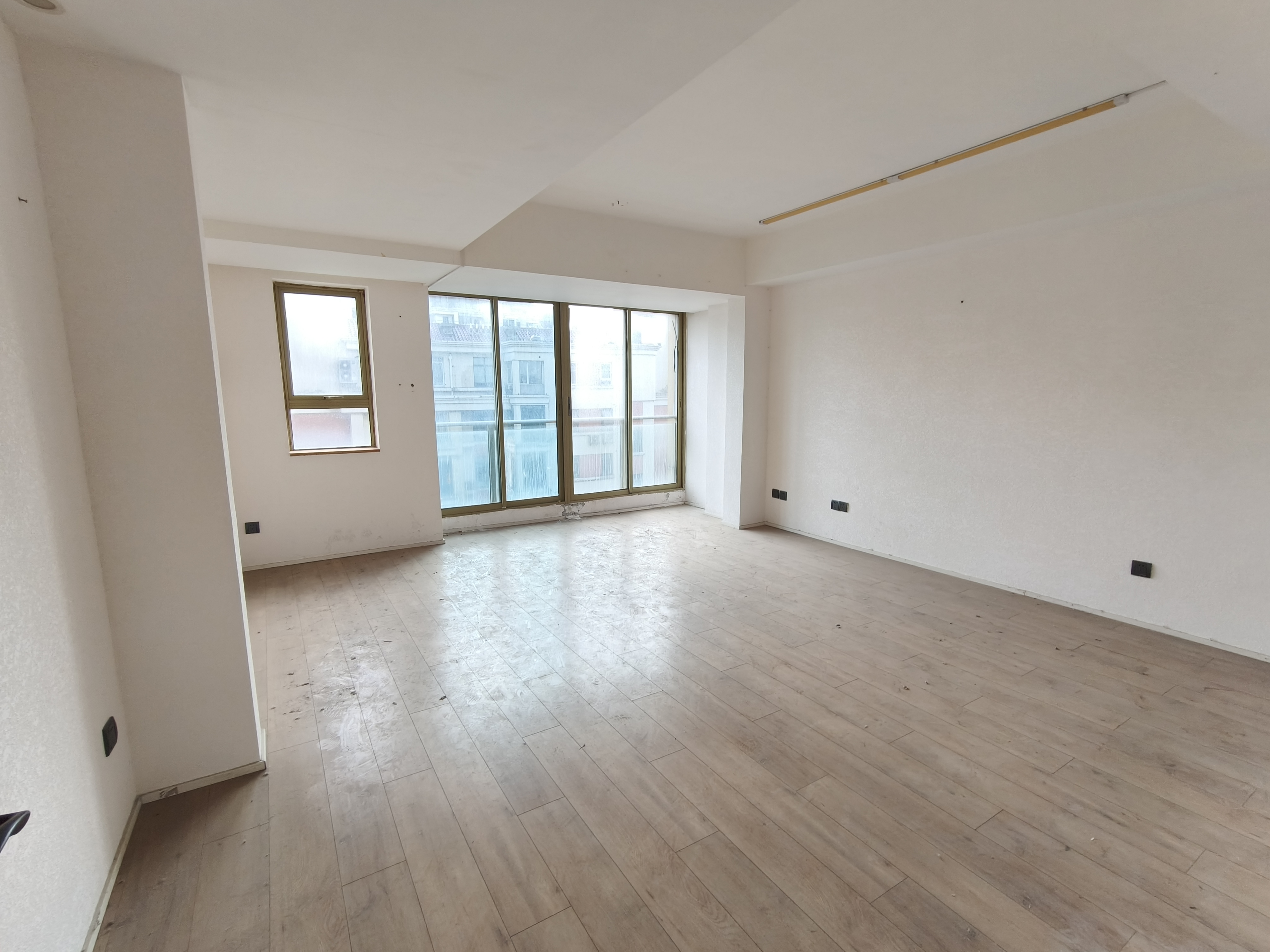 中山公园虹桥国际大厦96平米写字楼出租