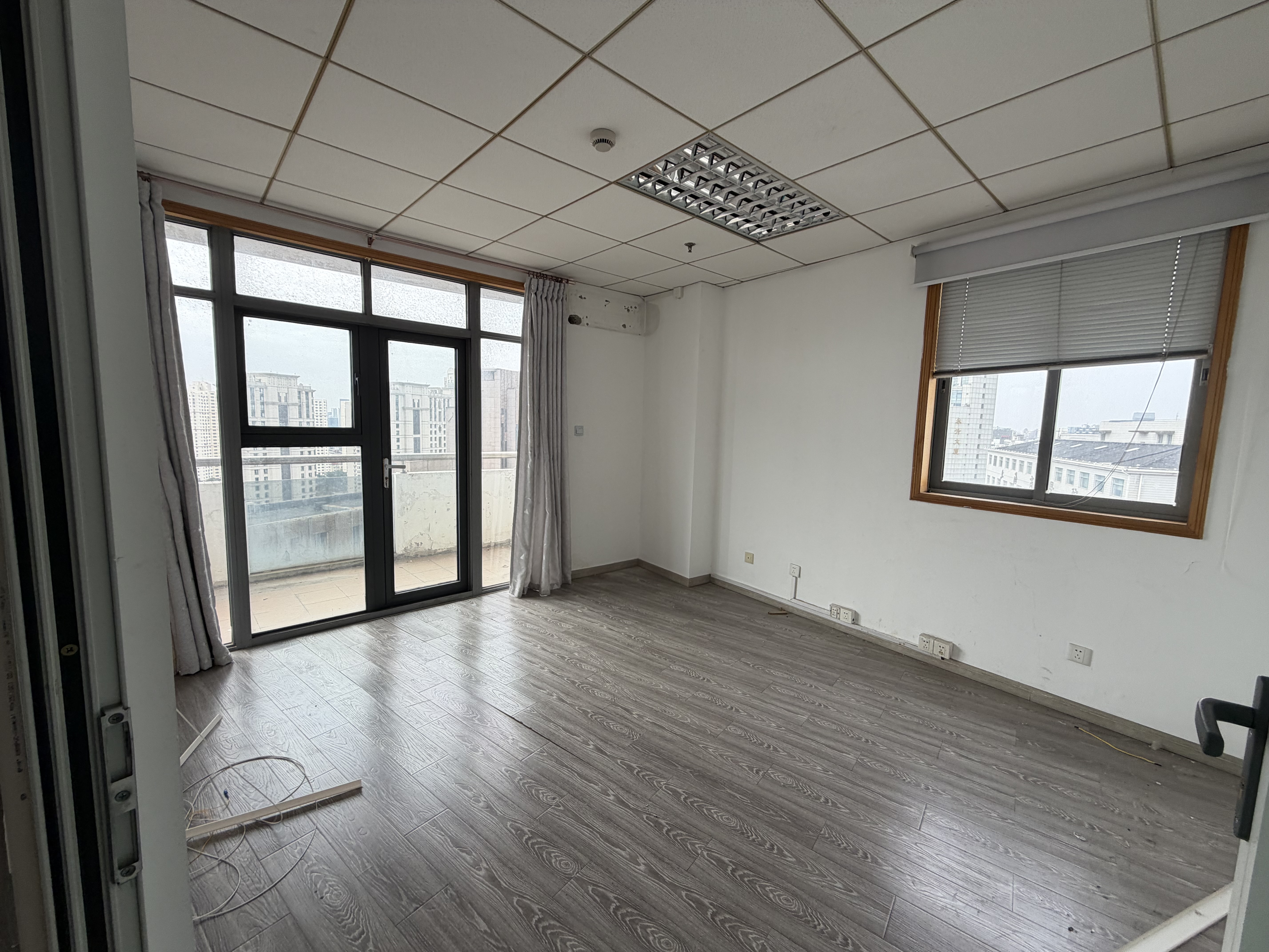 万体馆徐汇晶典大厦158平米写字楼出租