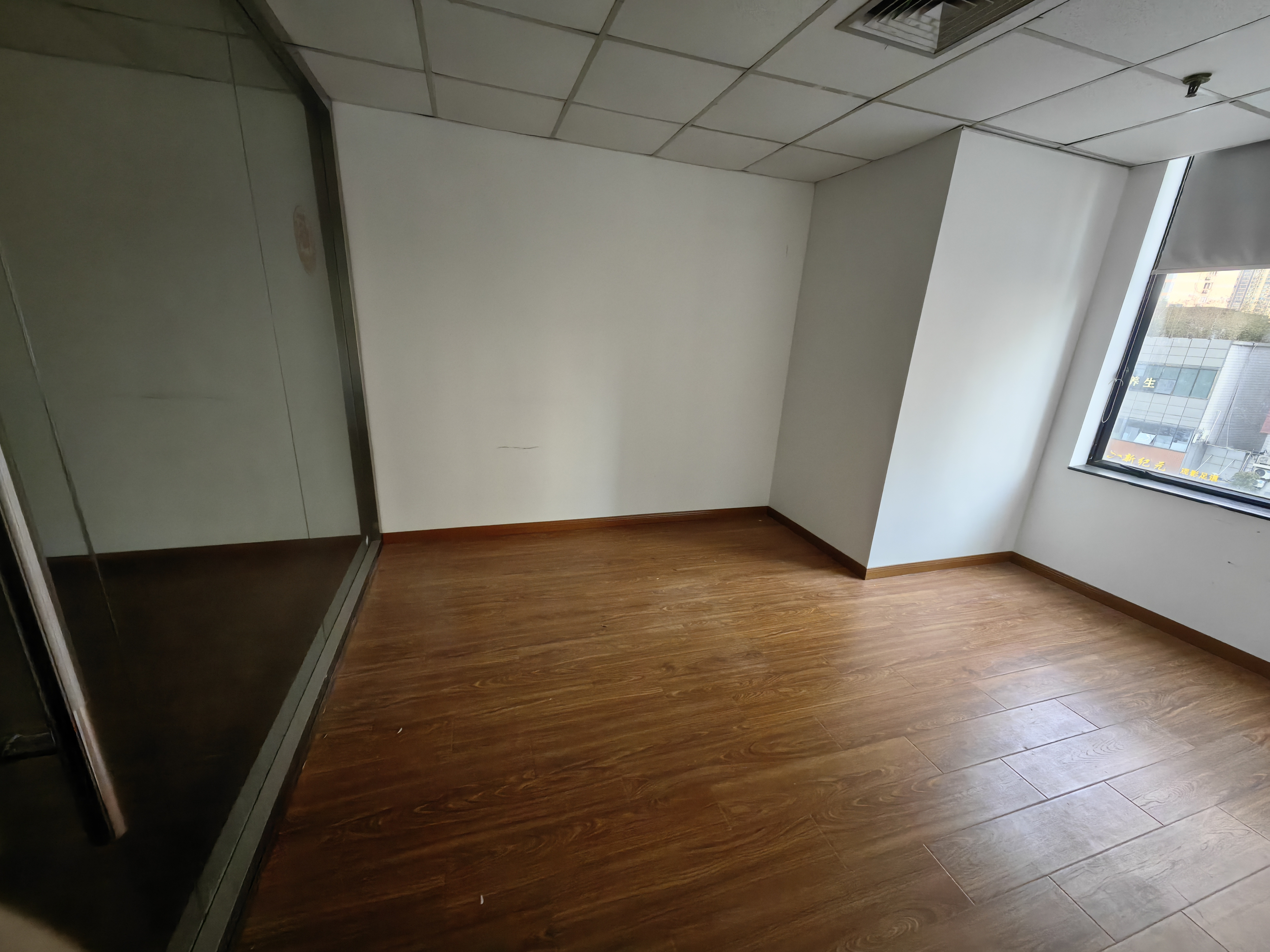 临平路上海商贸大厦108平米写字楼出租