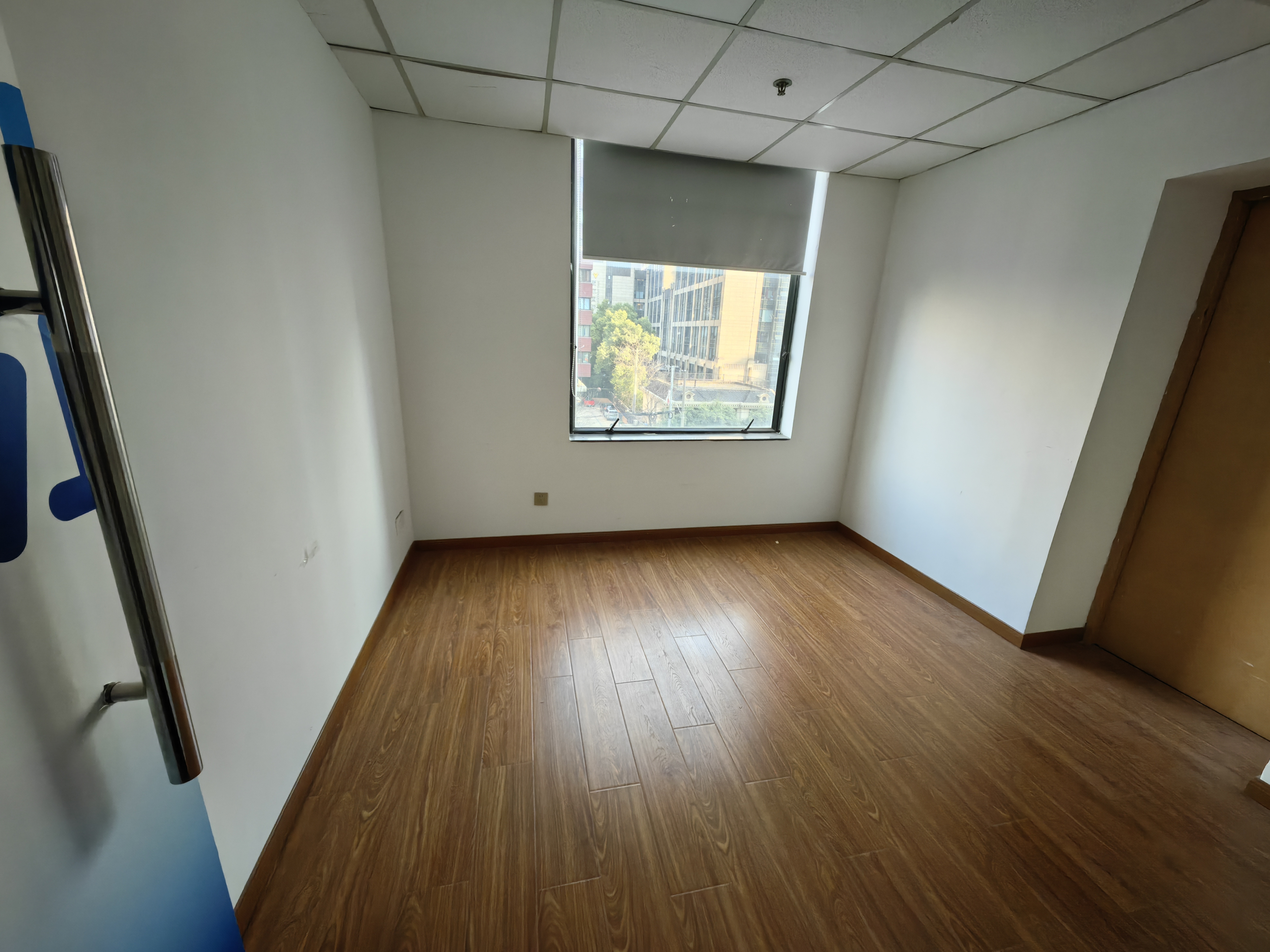 临平路上海商贸大厦108平米写字楼出租