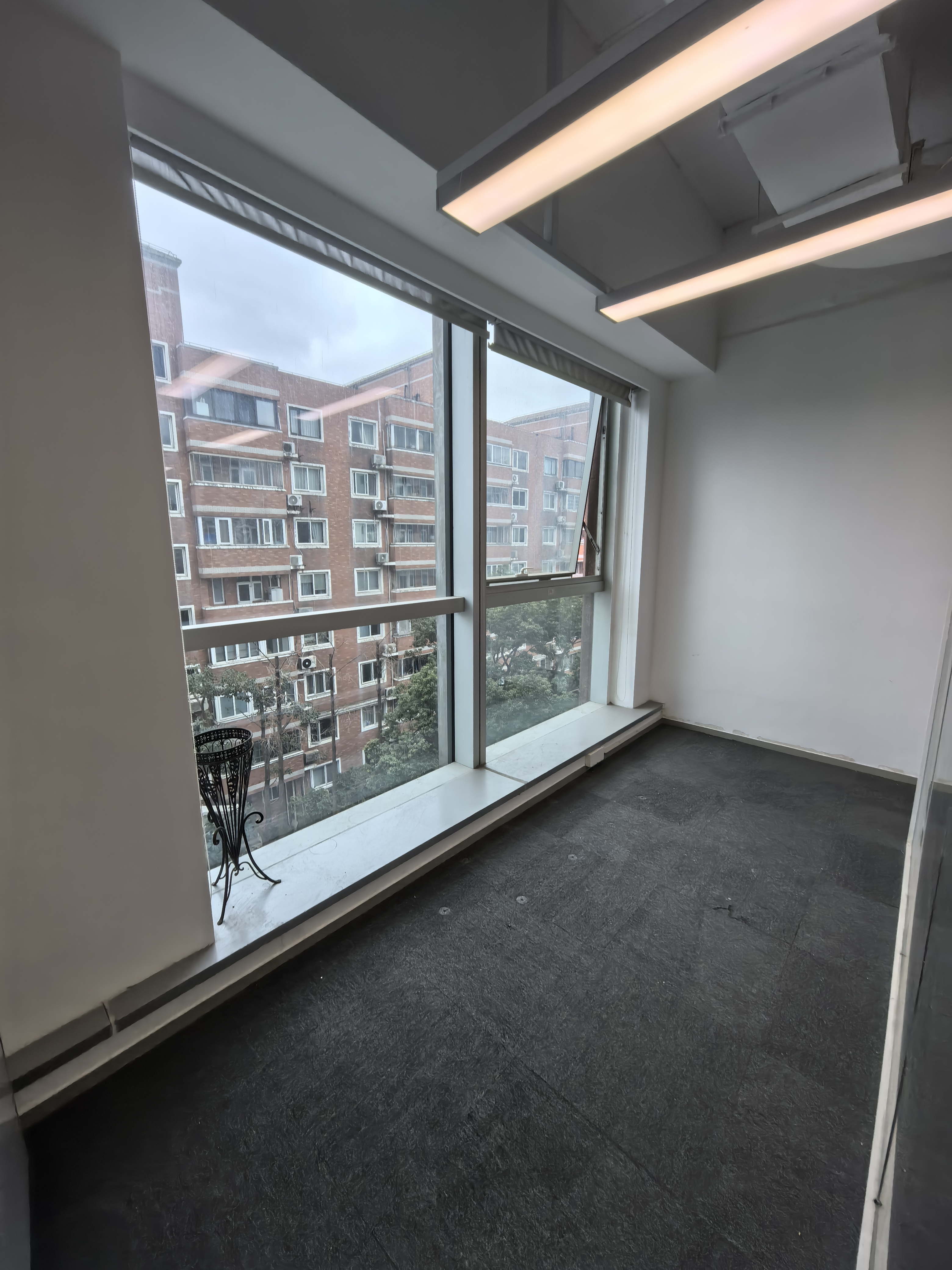 南京西路晶采世纪大厦126平米写字楼出租