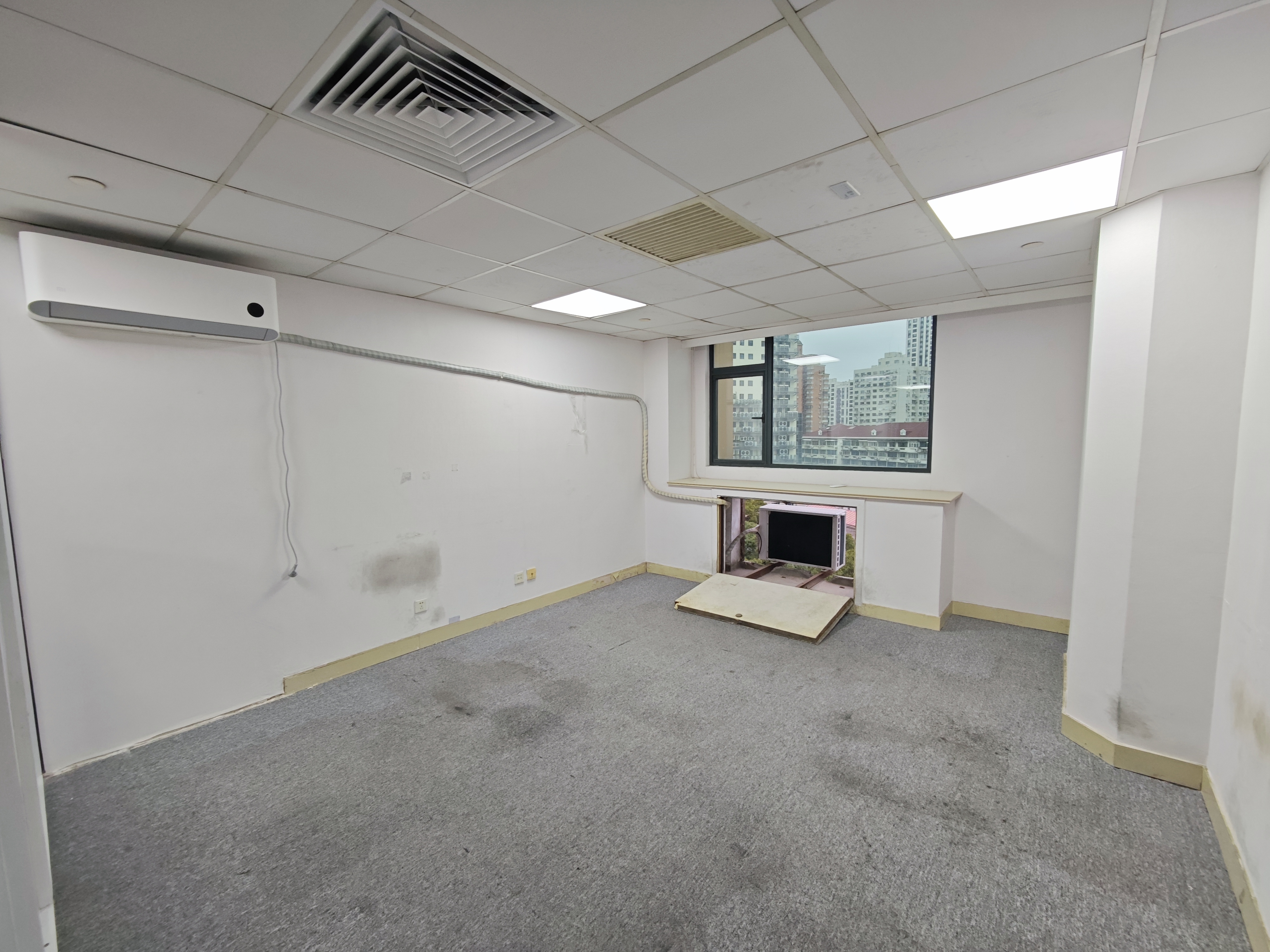 光新浦发广场56平米写字楼出租