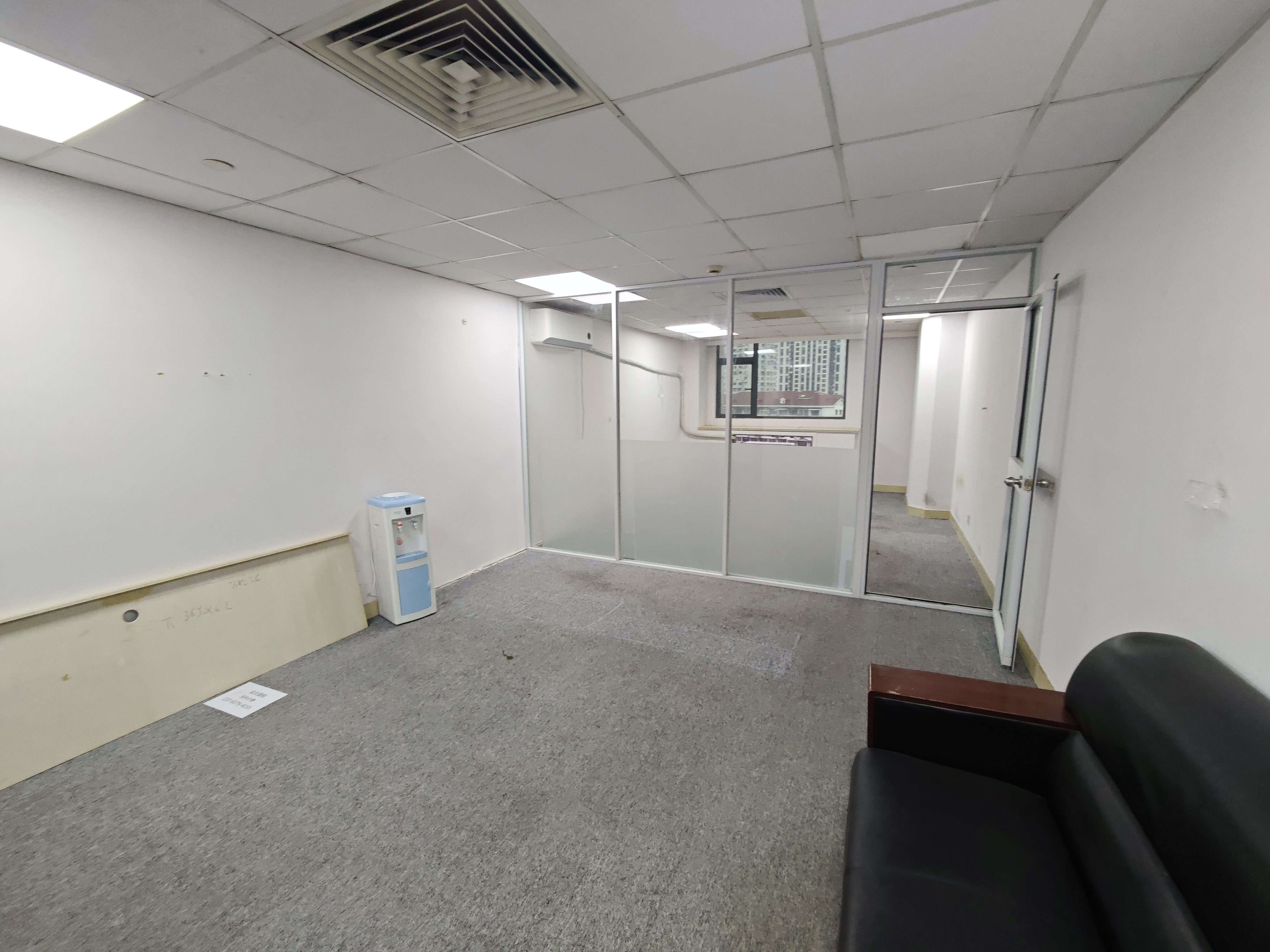 光新浦发广场56平米写字楼出租