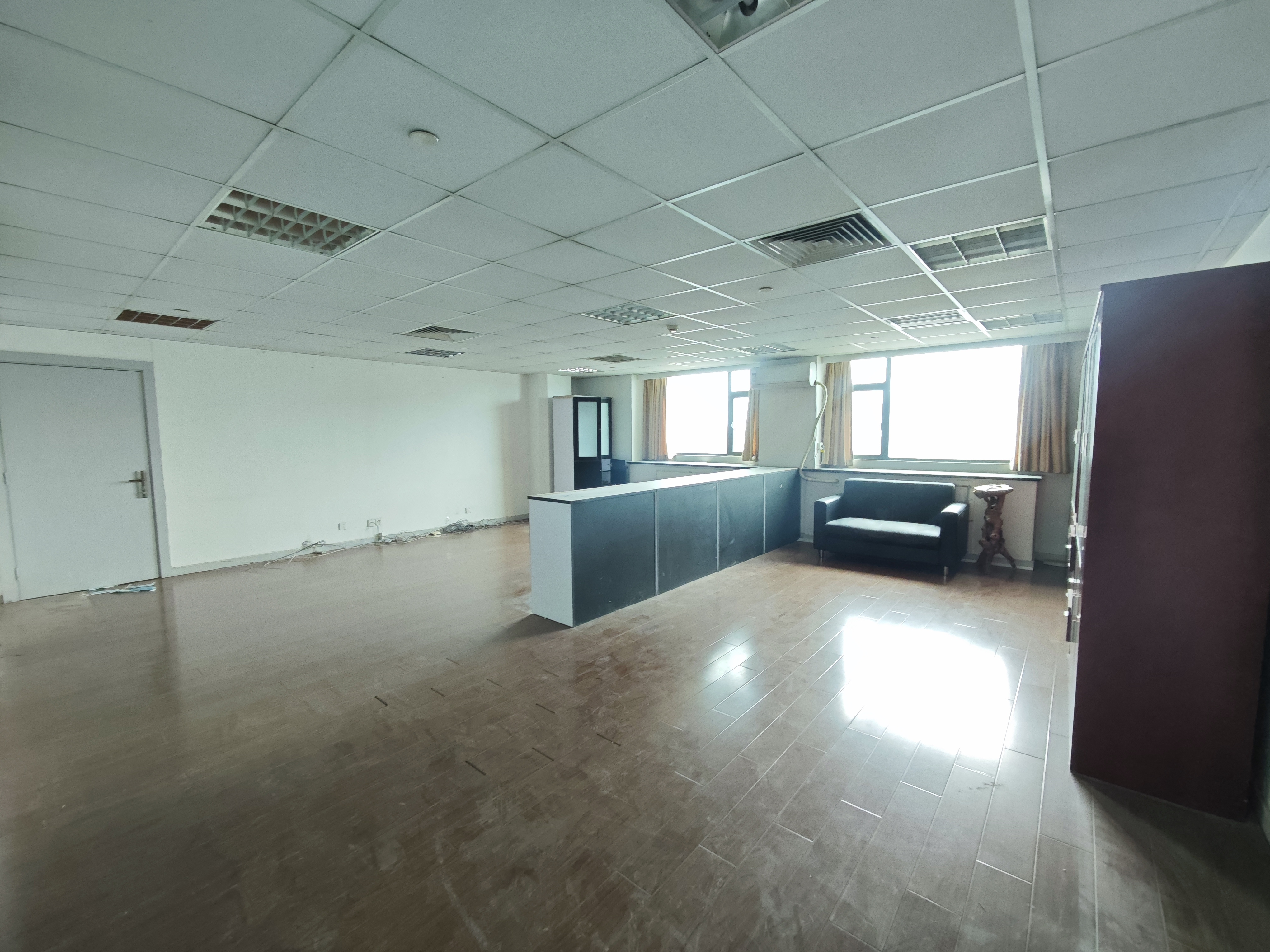 光新浦发广场99平米写字楼出租