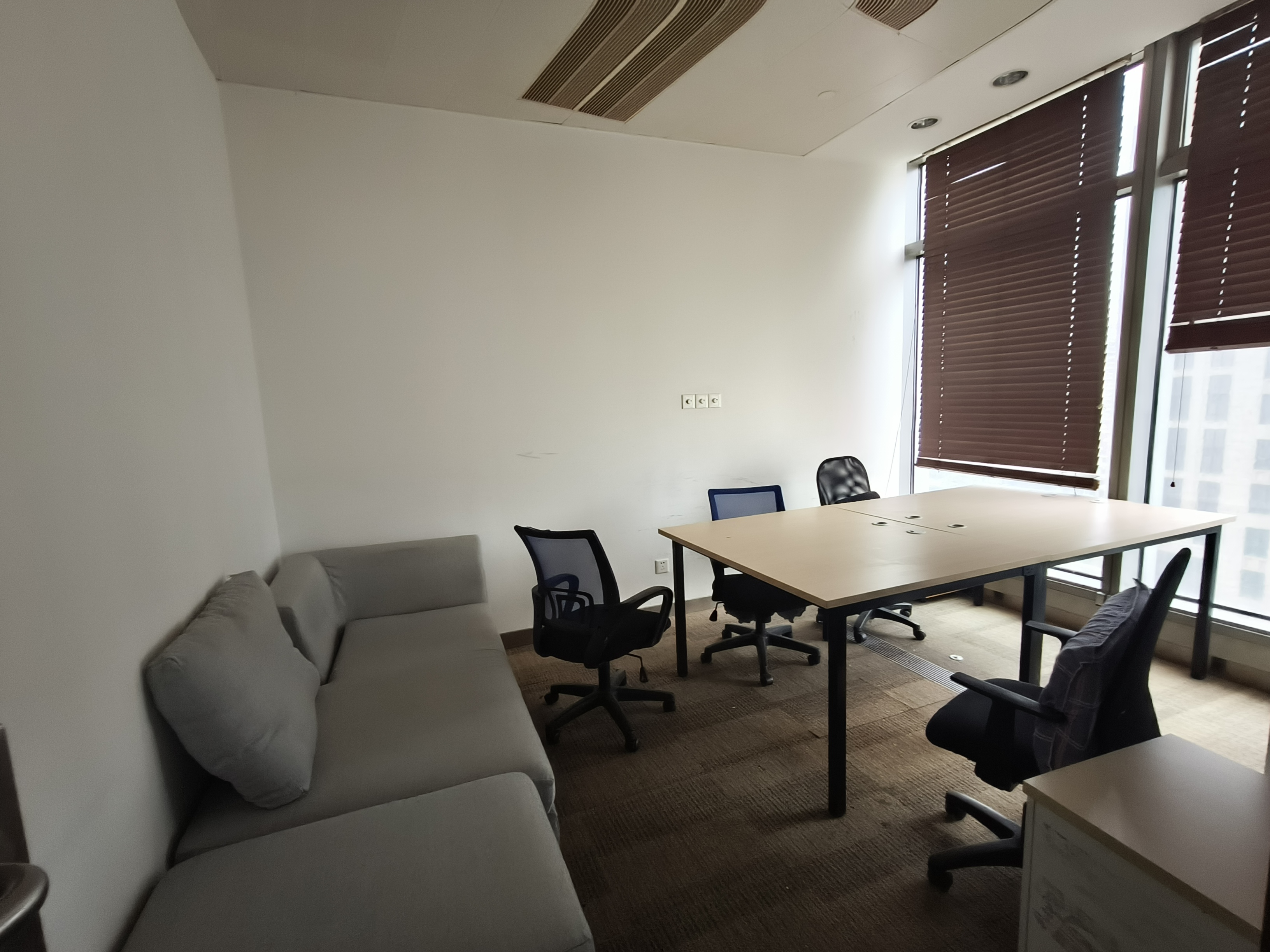 世博滨江绿地海外滩187平米写字楼出租