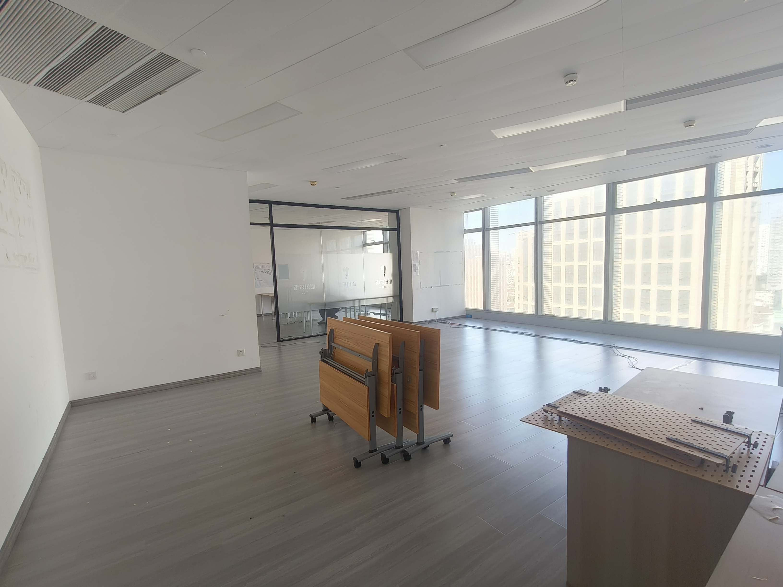 世博滨江绿地海外滩169平米写字楼出租