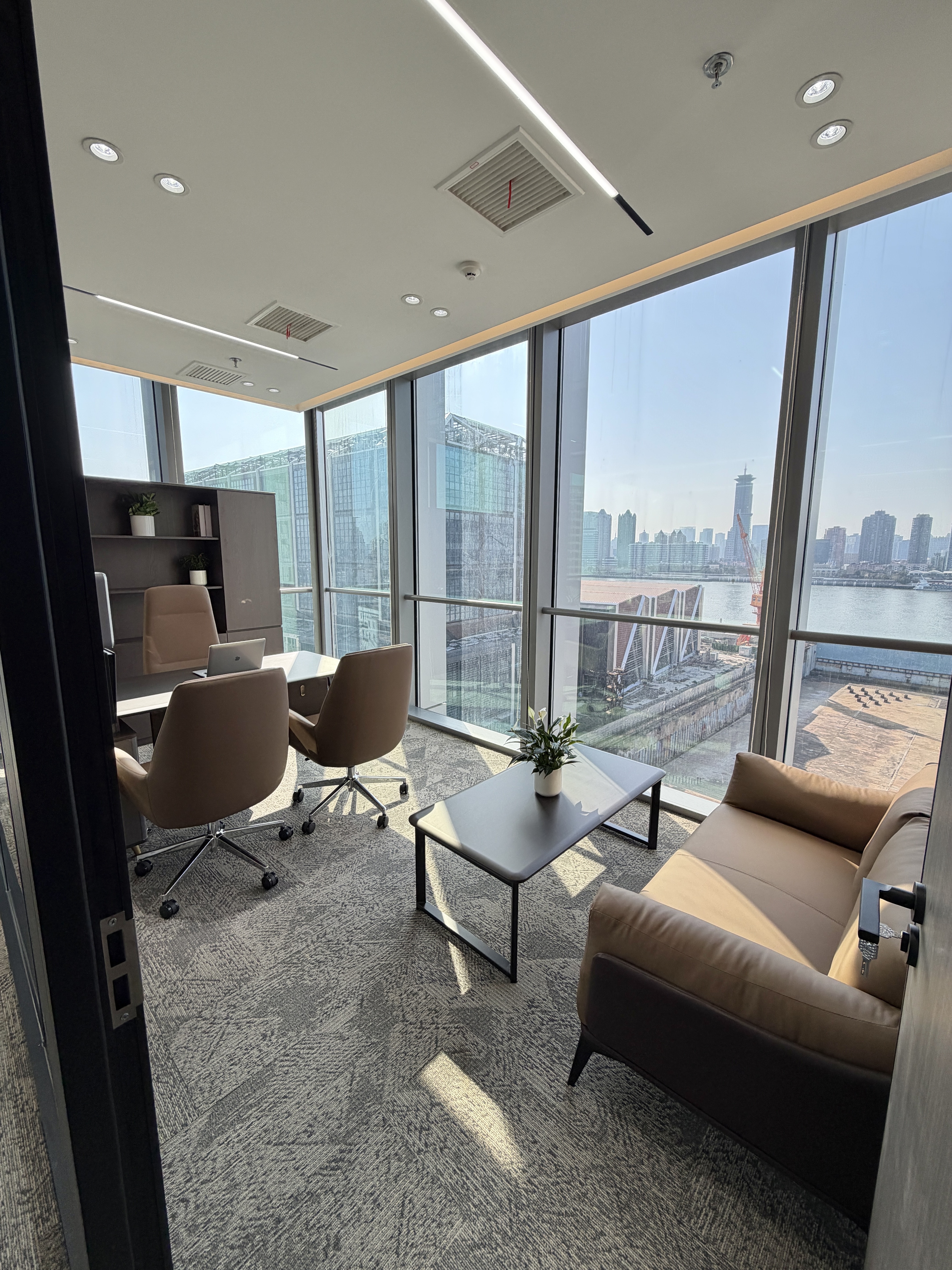 东外滩中交滨江广场158平米写字楼出租