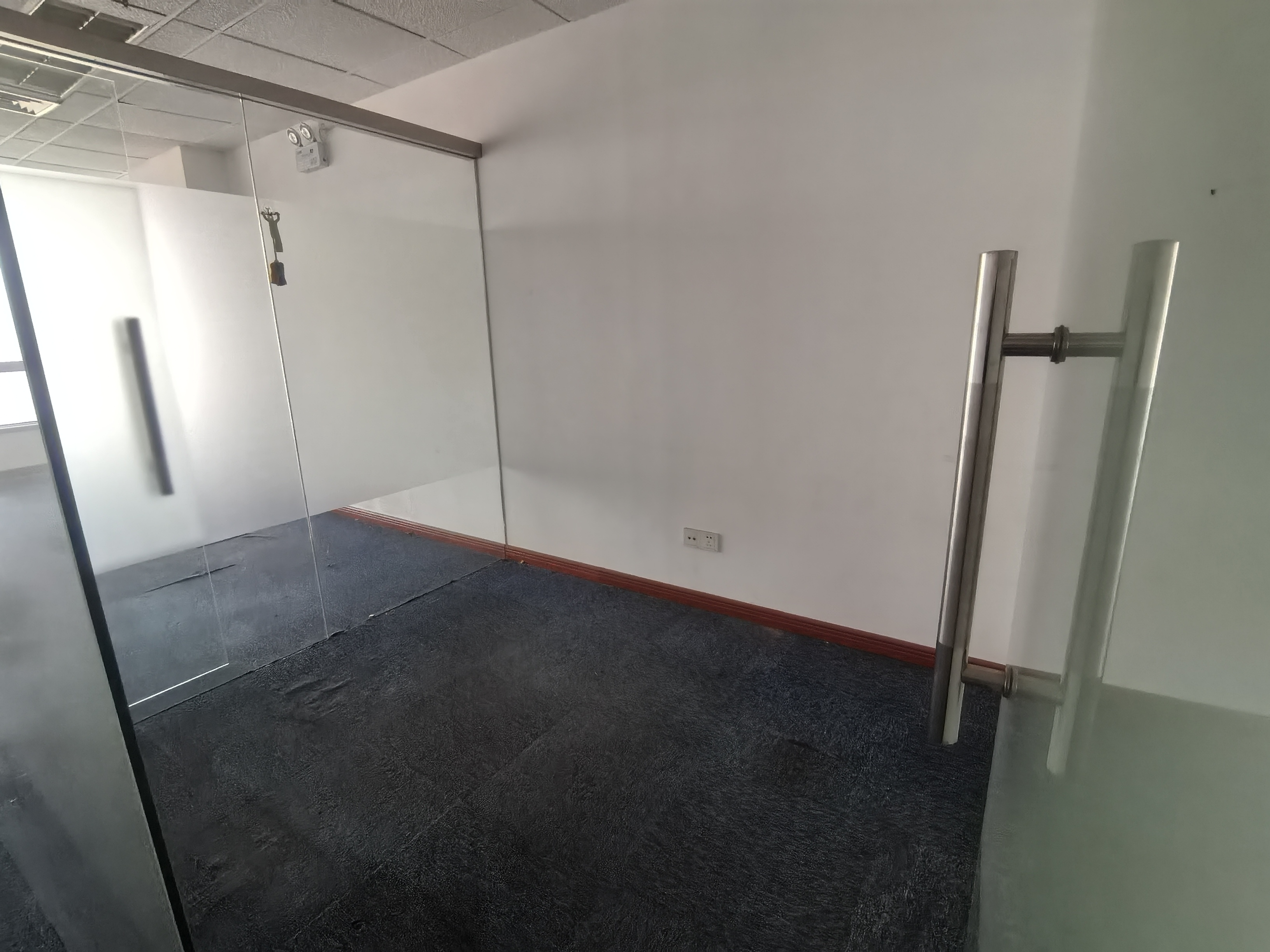 南京西路仲益大厦75平米写字楼出租