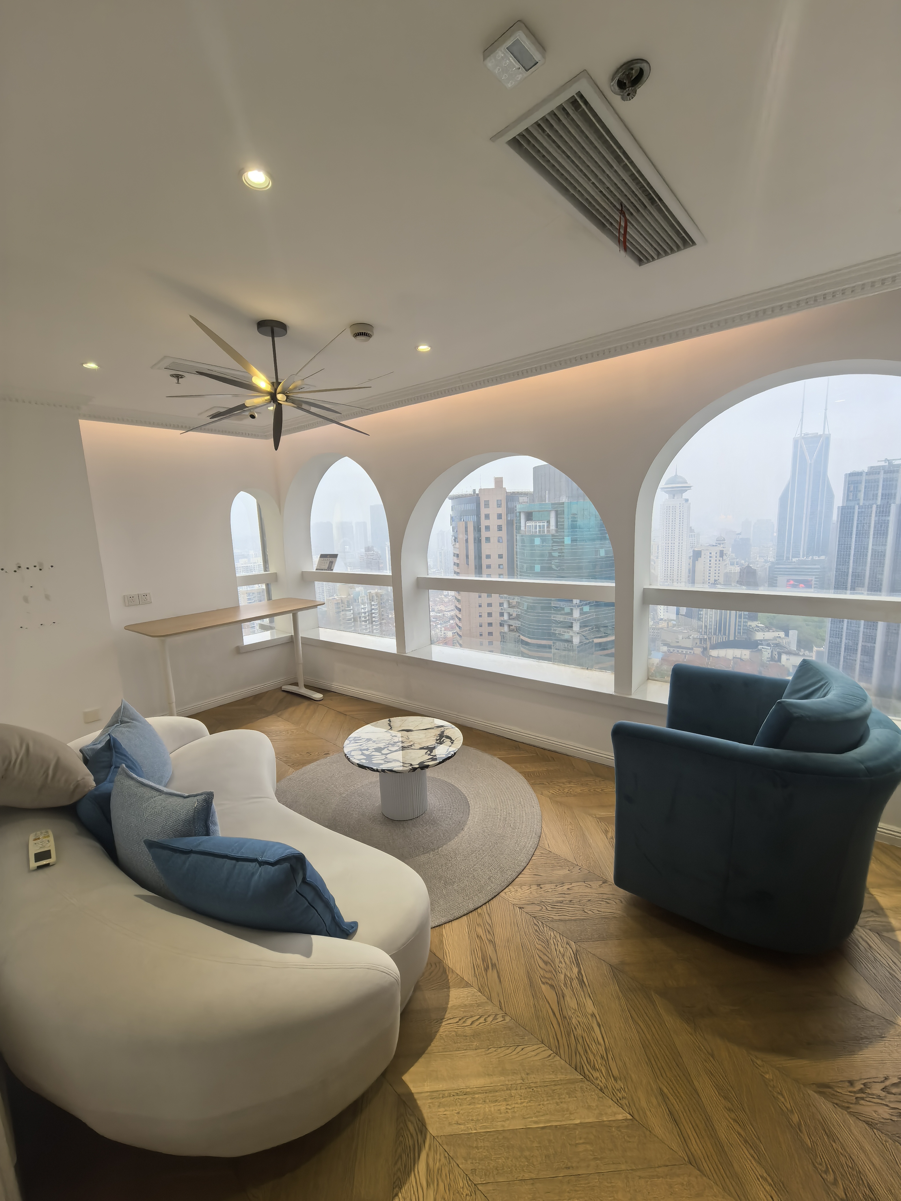 南京西路仲益大厦214平米写字楼出租