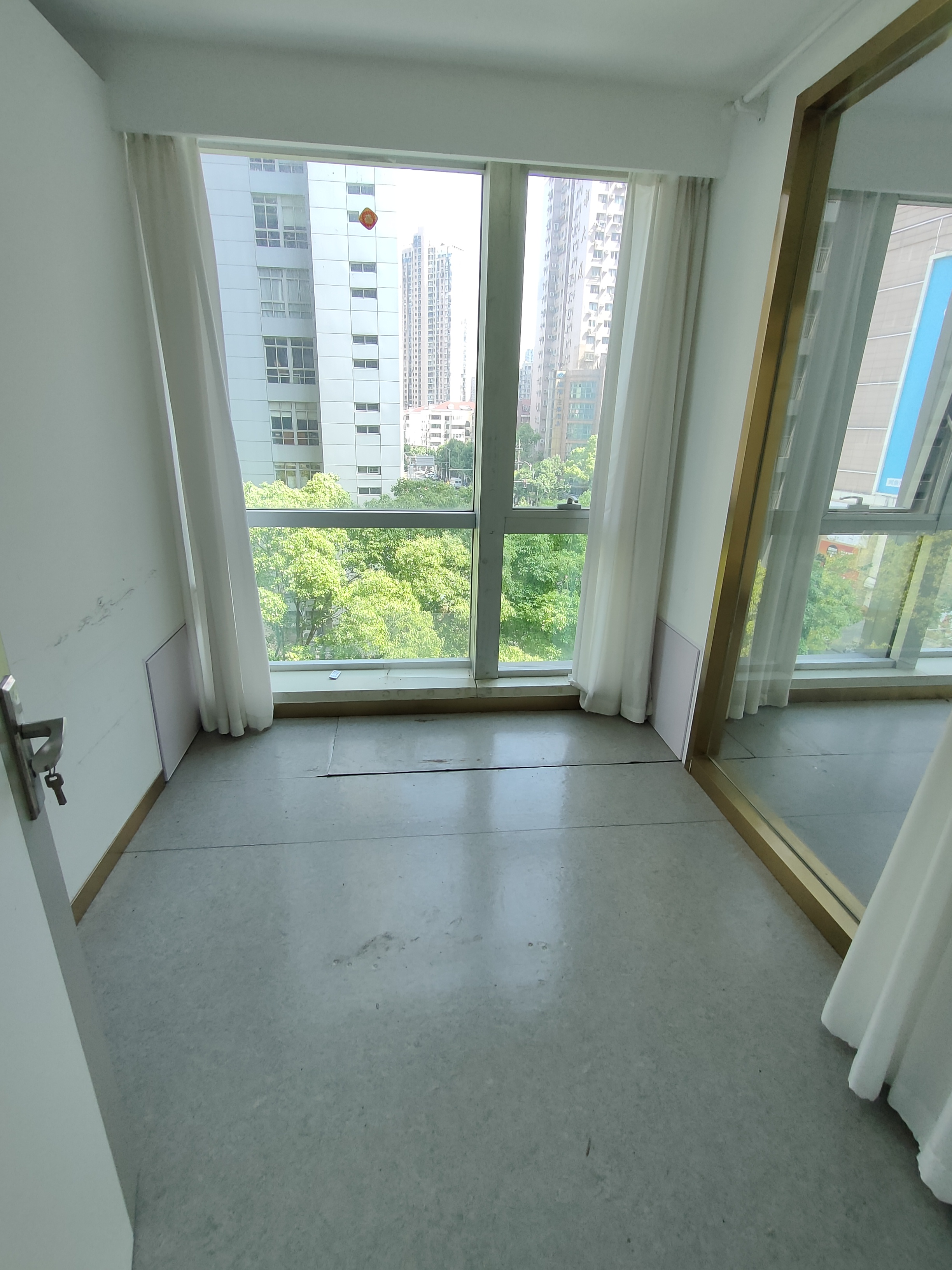 长寿路财富时代大厦126平米写字楼出租