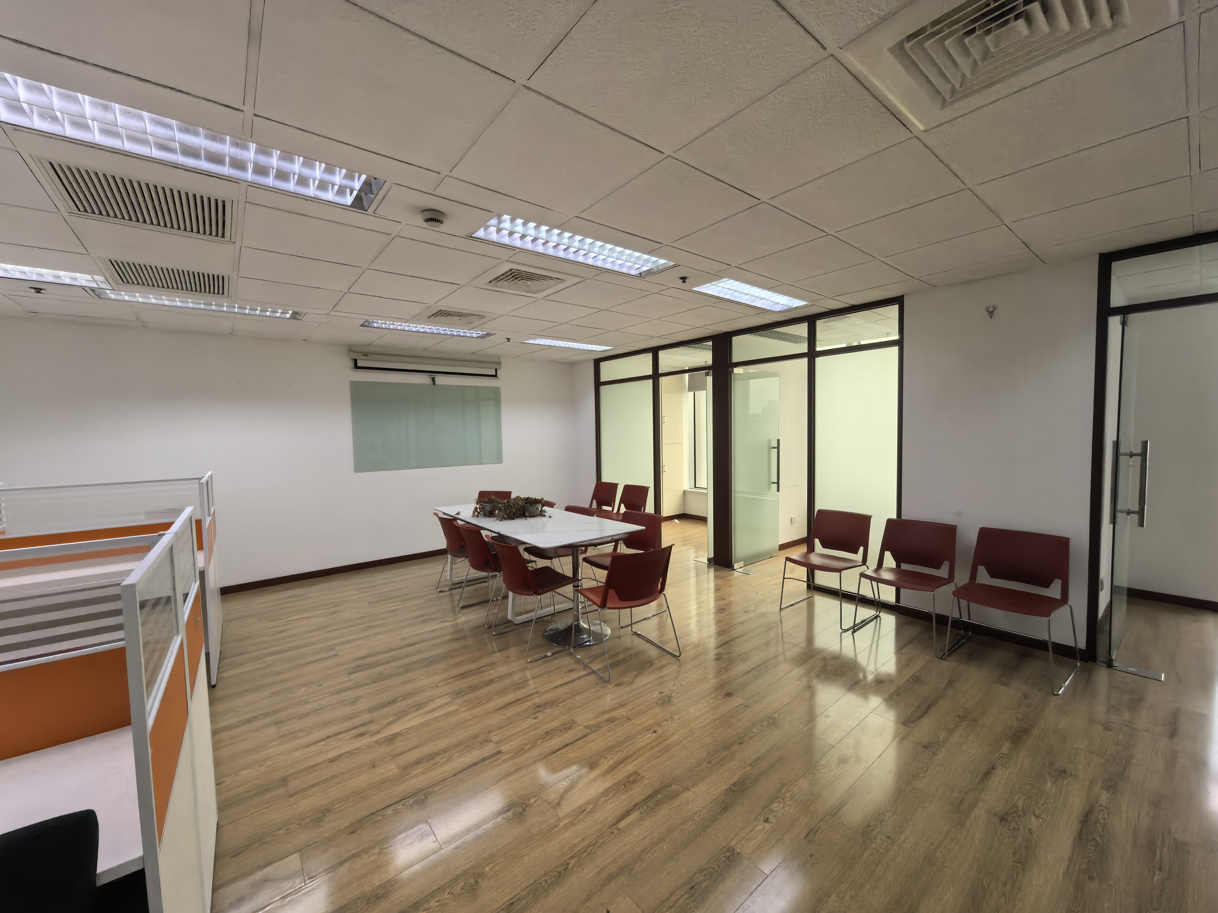 南京西路仲益大厦132平米写字楼出租