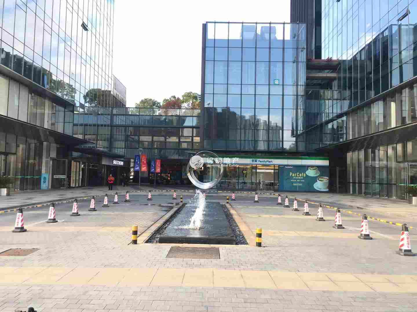 龙华上海绿地中心一期138平米写字楼出租