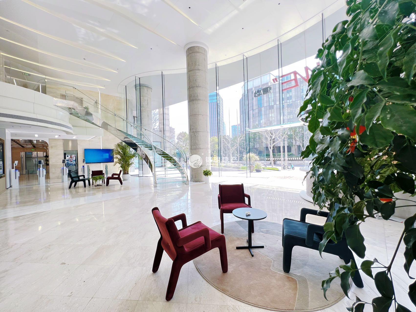 华漕中骏广场800平米写字楼出租