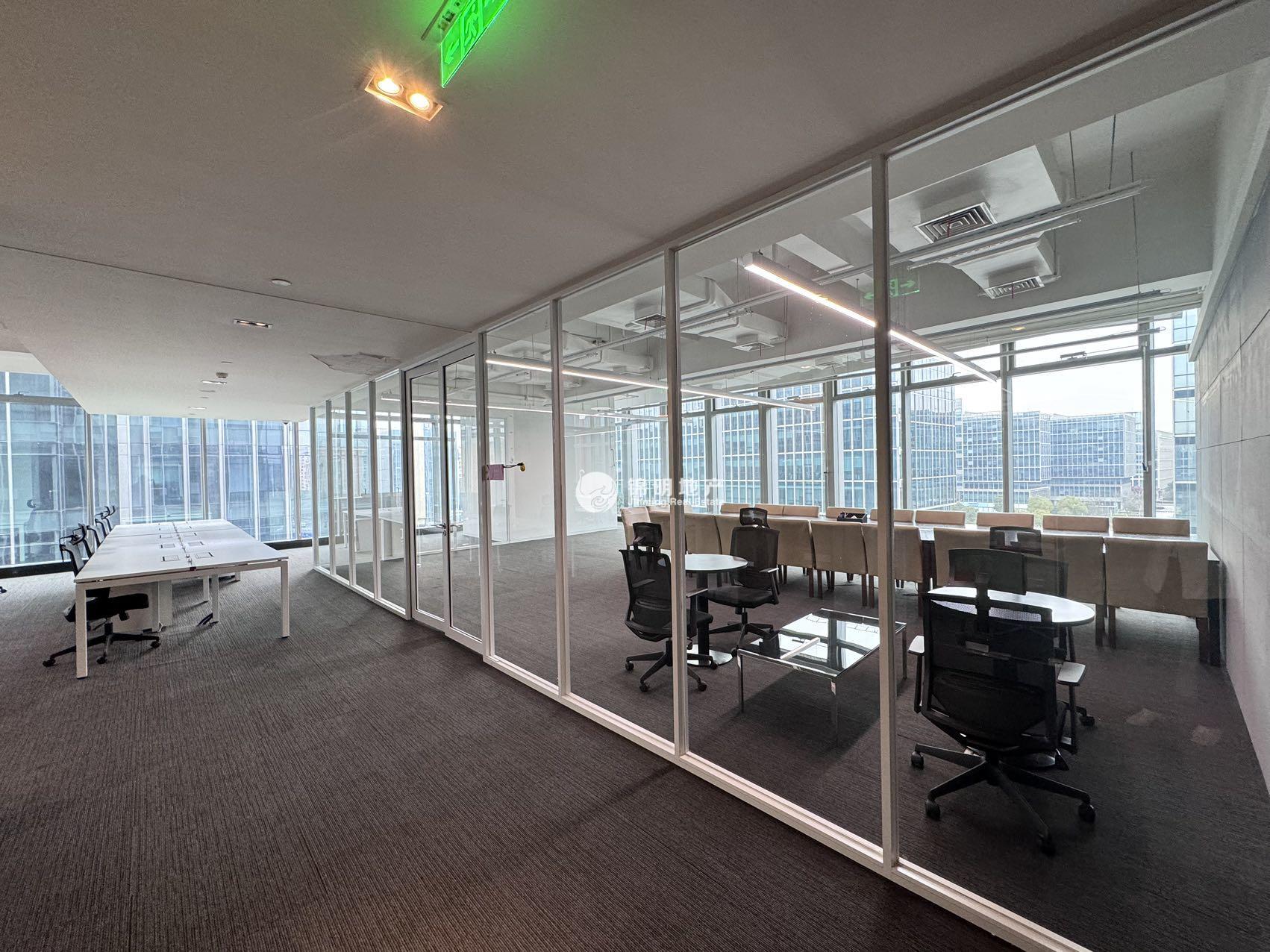 华漕中骏广场1180平米写字楼出租