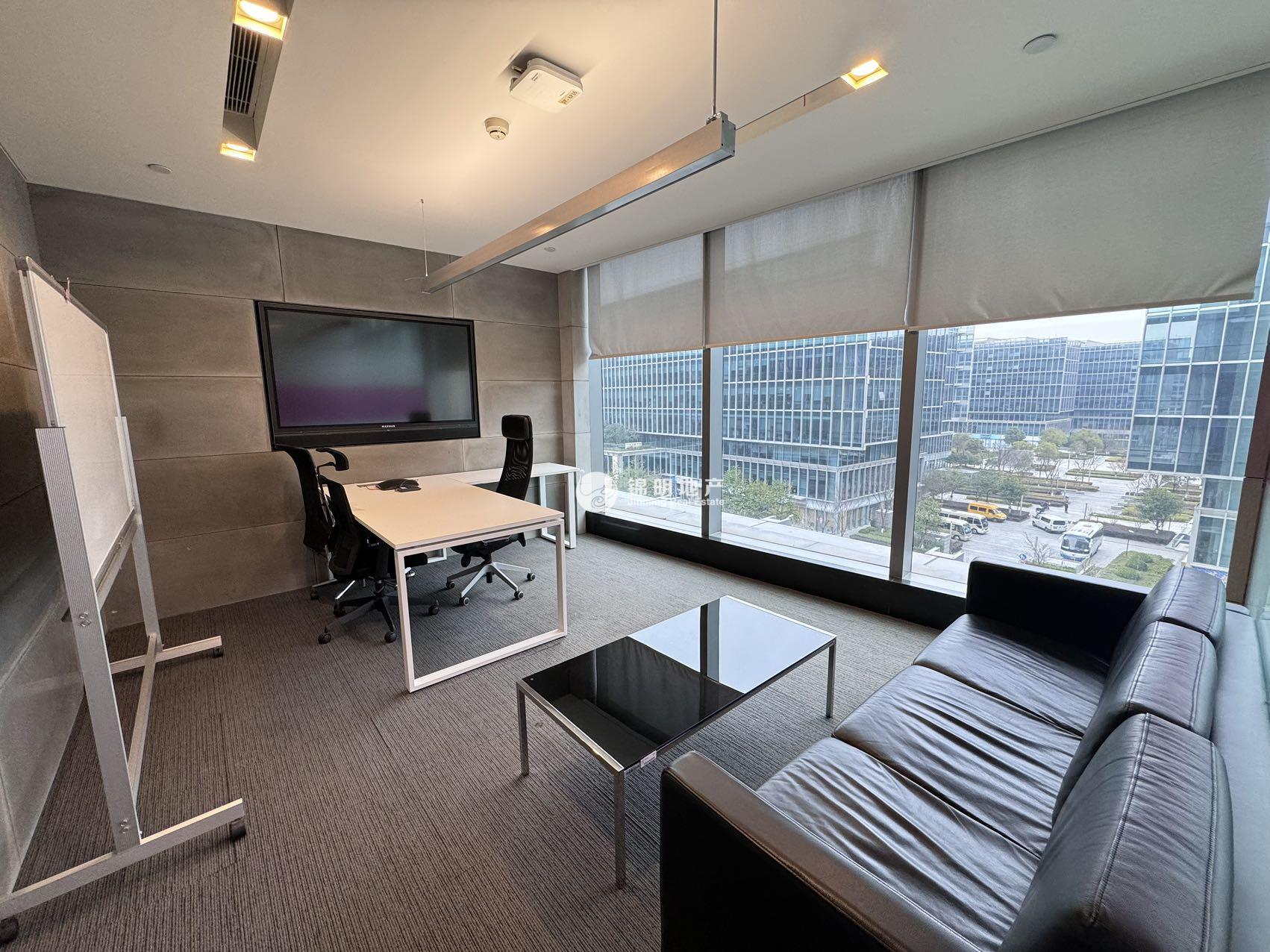 华漕中骏广场1180平米写字楼出租