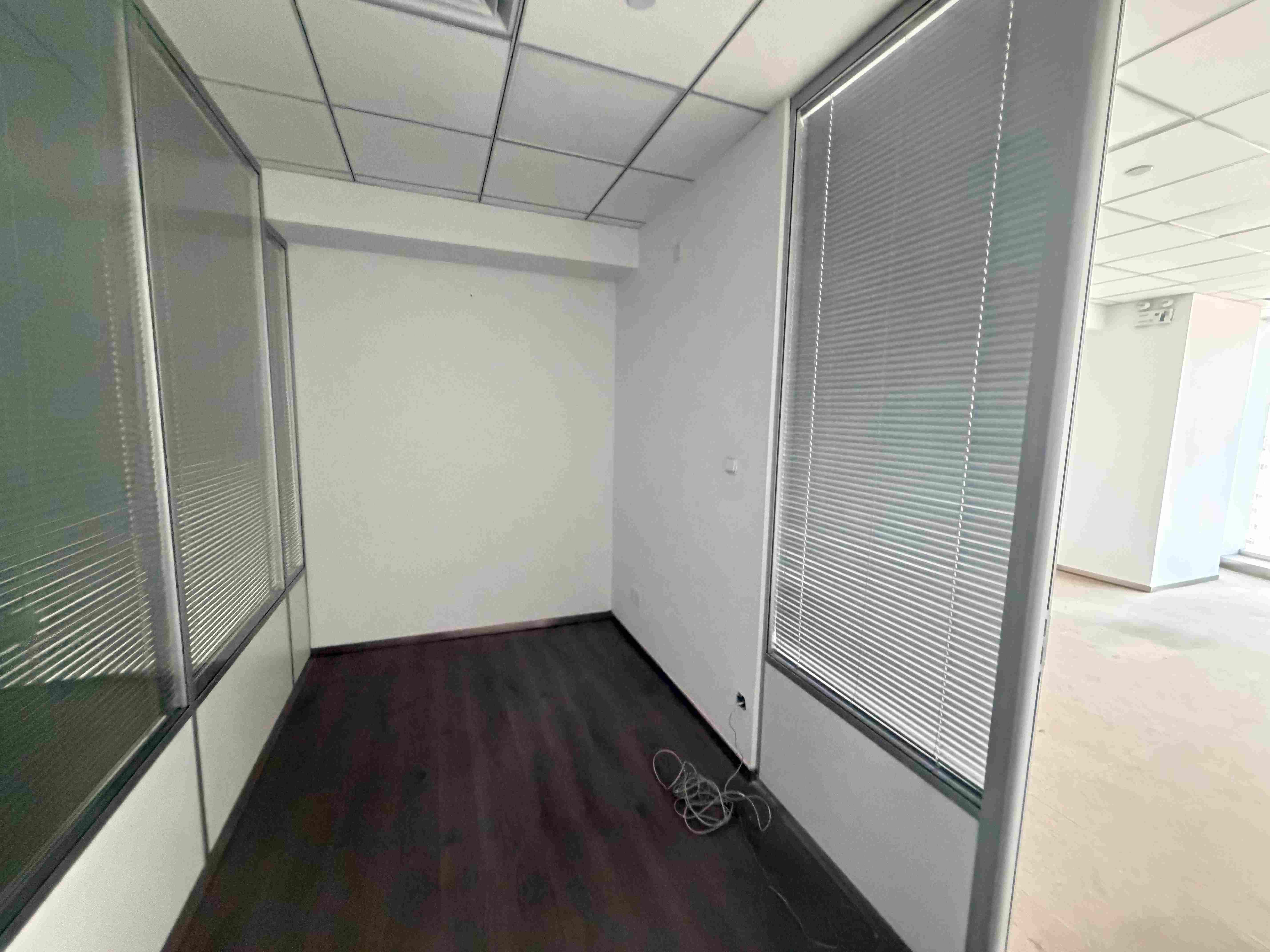 新华路首信银都国际广场370平米写字楼出租