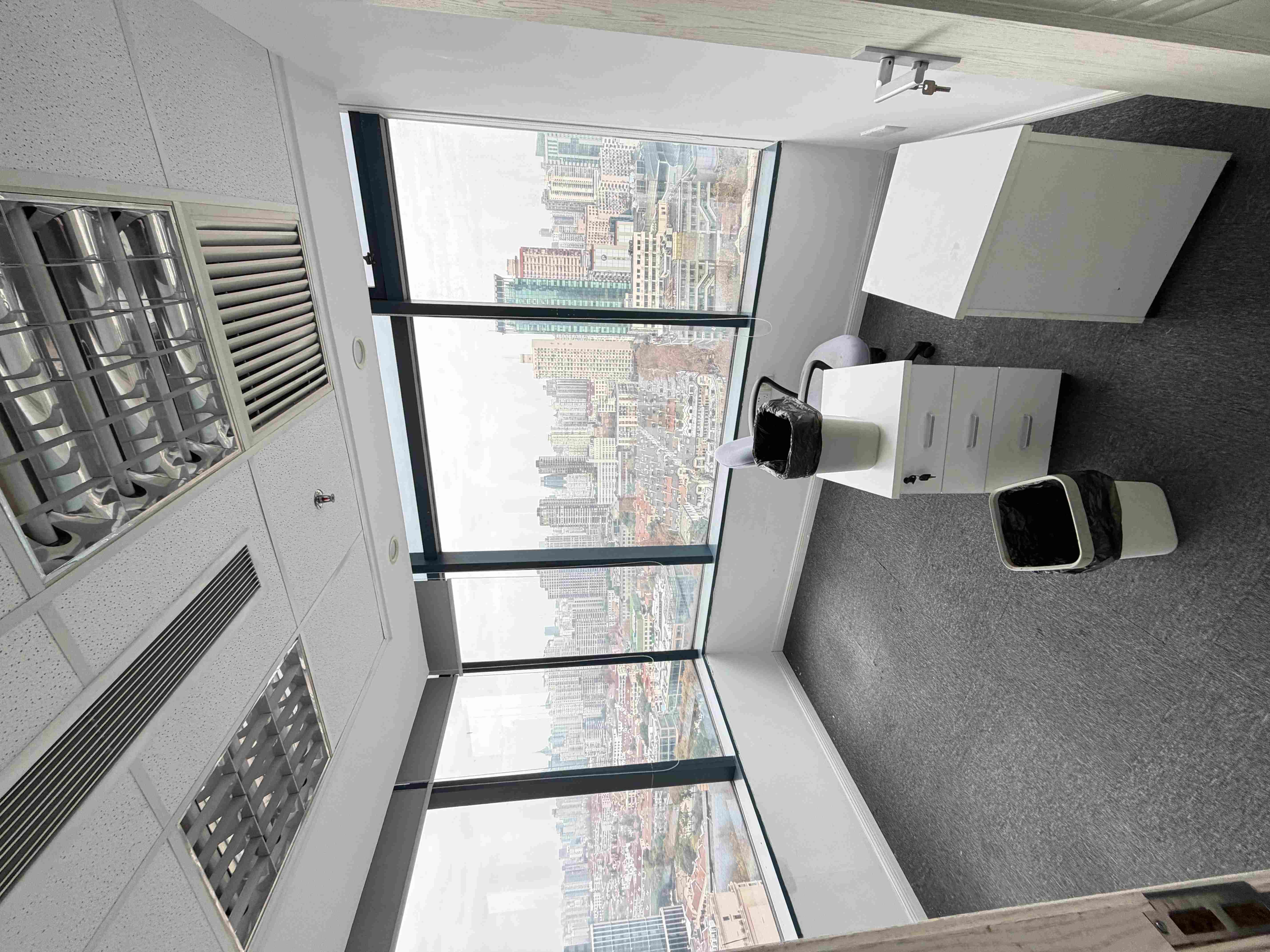 南京西路华侨大厦189平米写字楼出租