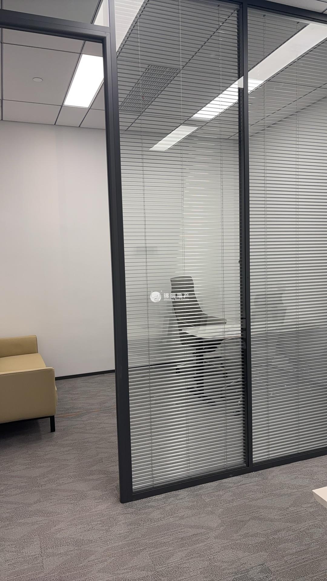 南京西路招商局广场131平米写字楼出租