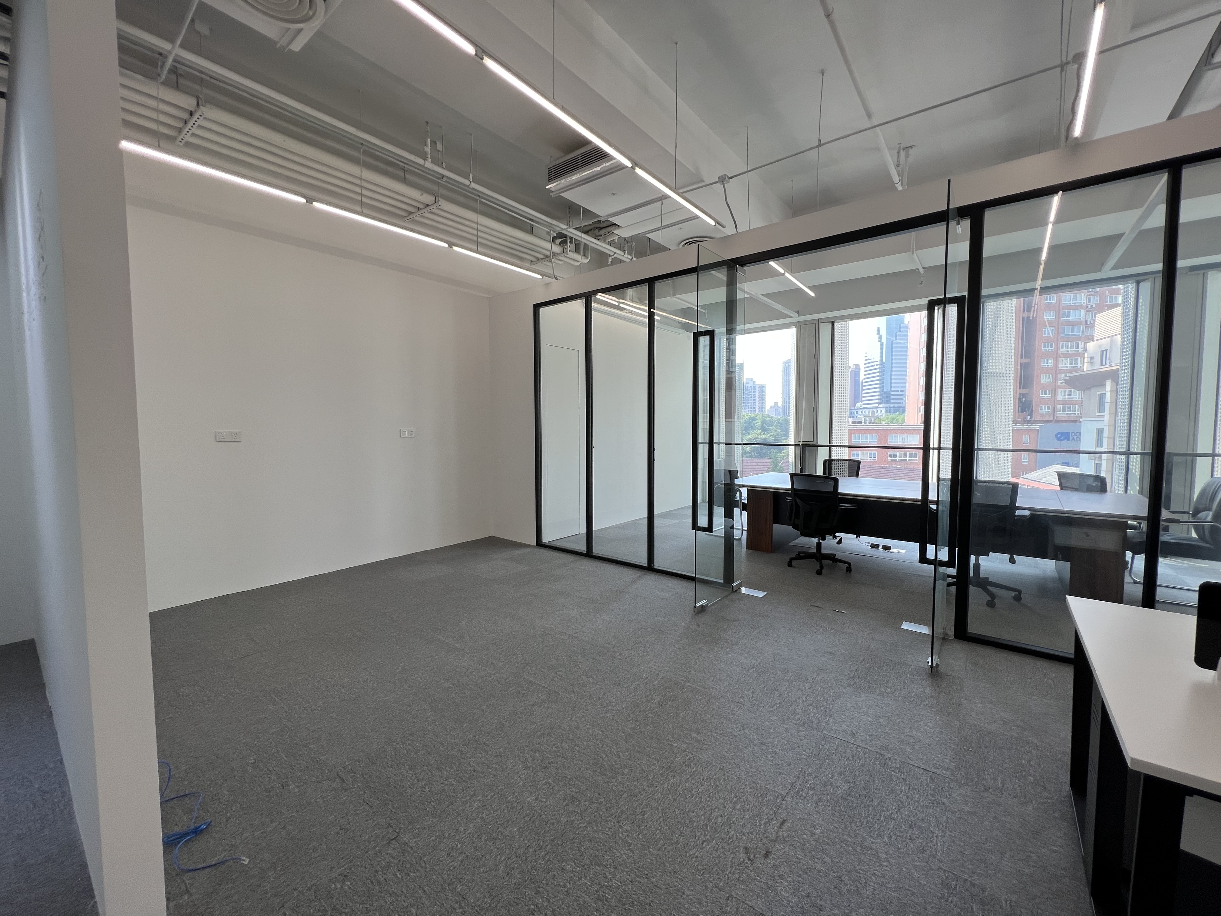 临平路大世界商务中心325平米写字楼出租