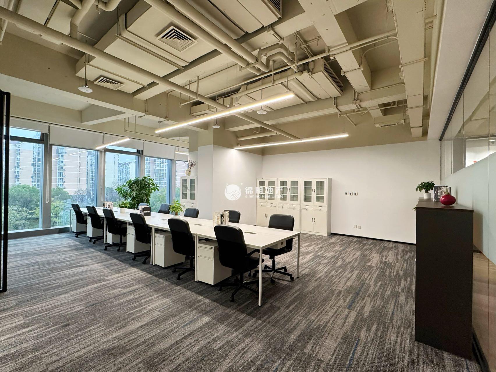 华漕中骏广场180平米写字楼出租