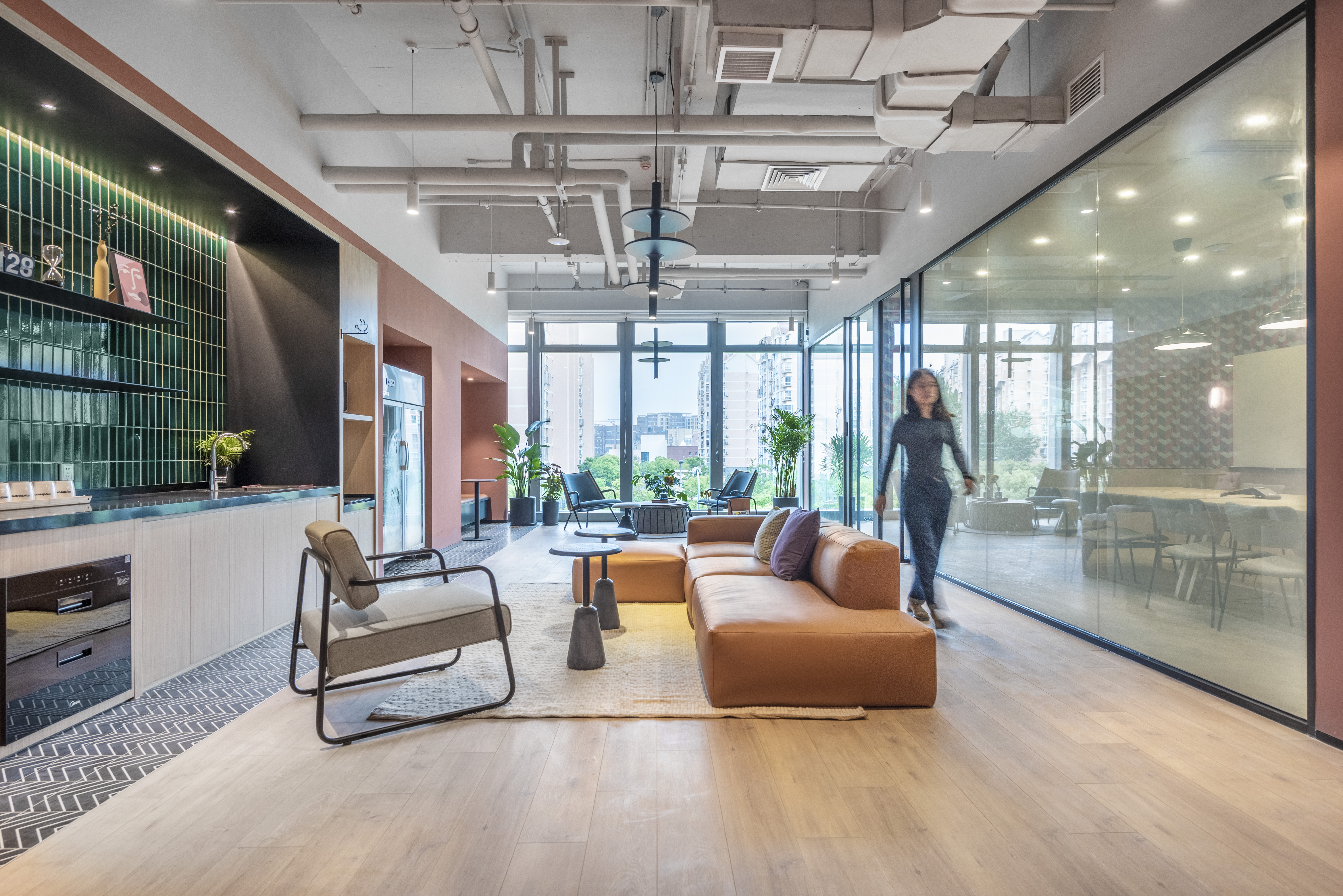 华漕中骏广场272平米写字楼出租