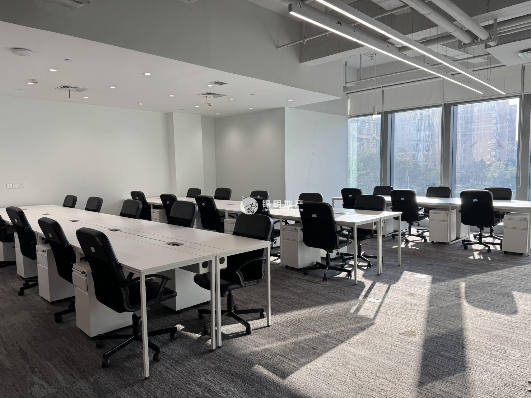 华漕中骏广场272平米写字楼出租