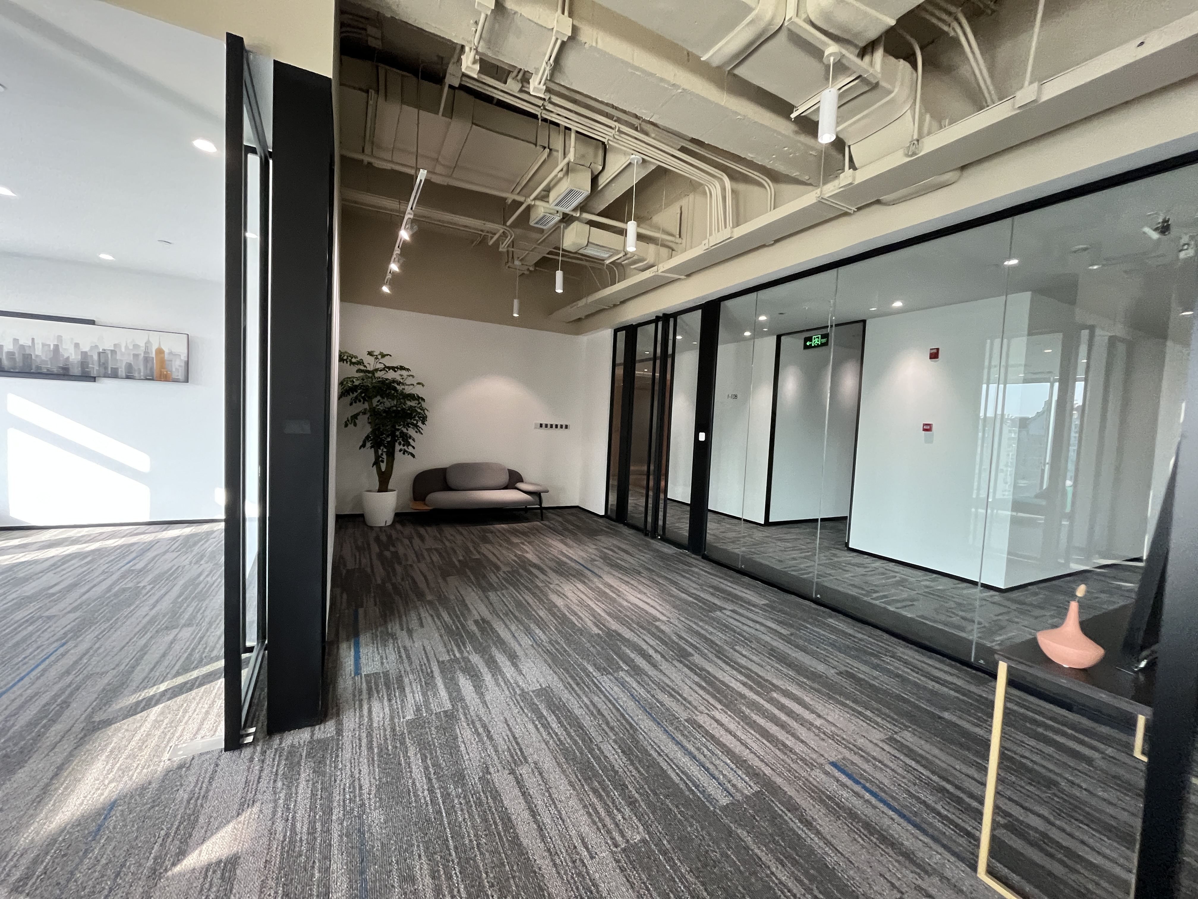 华漕中骏广场721平米写字楼出租