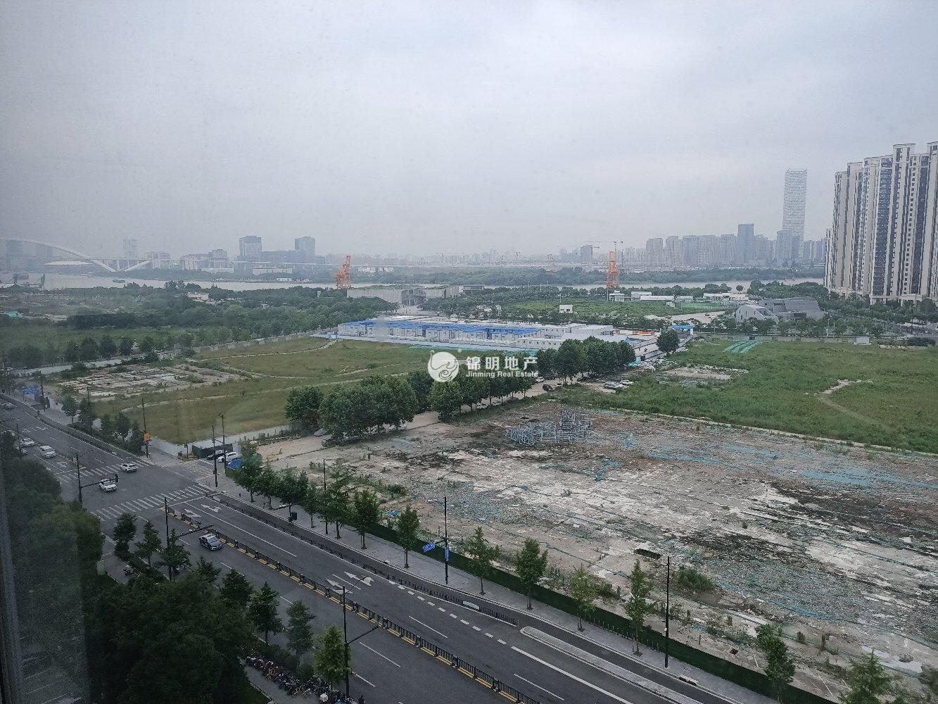 龙华上海绿地中心一期188平米写字楼出租