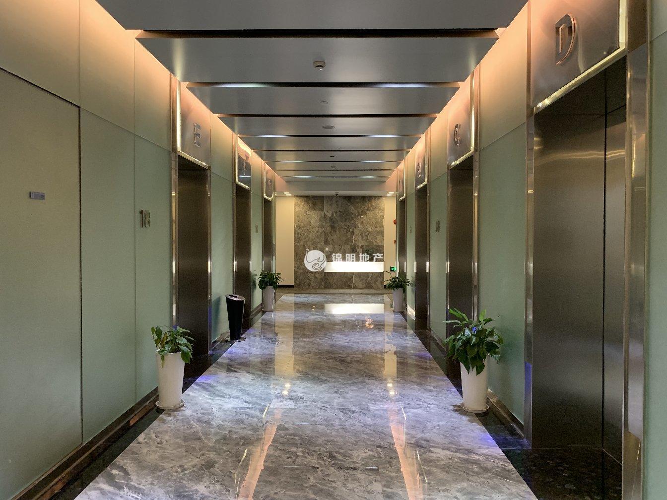 龙华上海绿地中心一期138平米写字楼出租