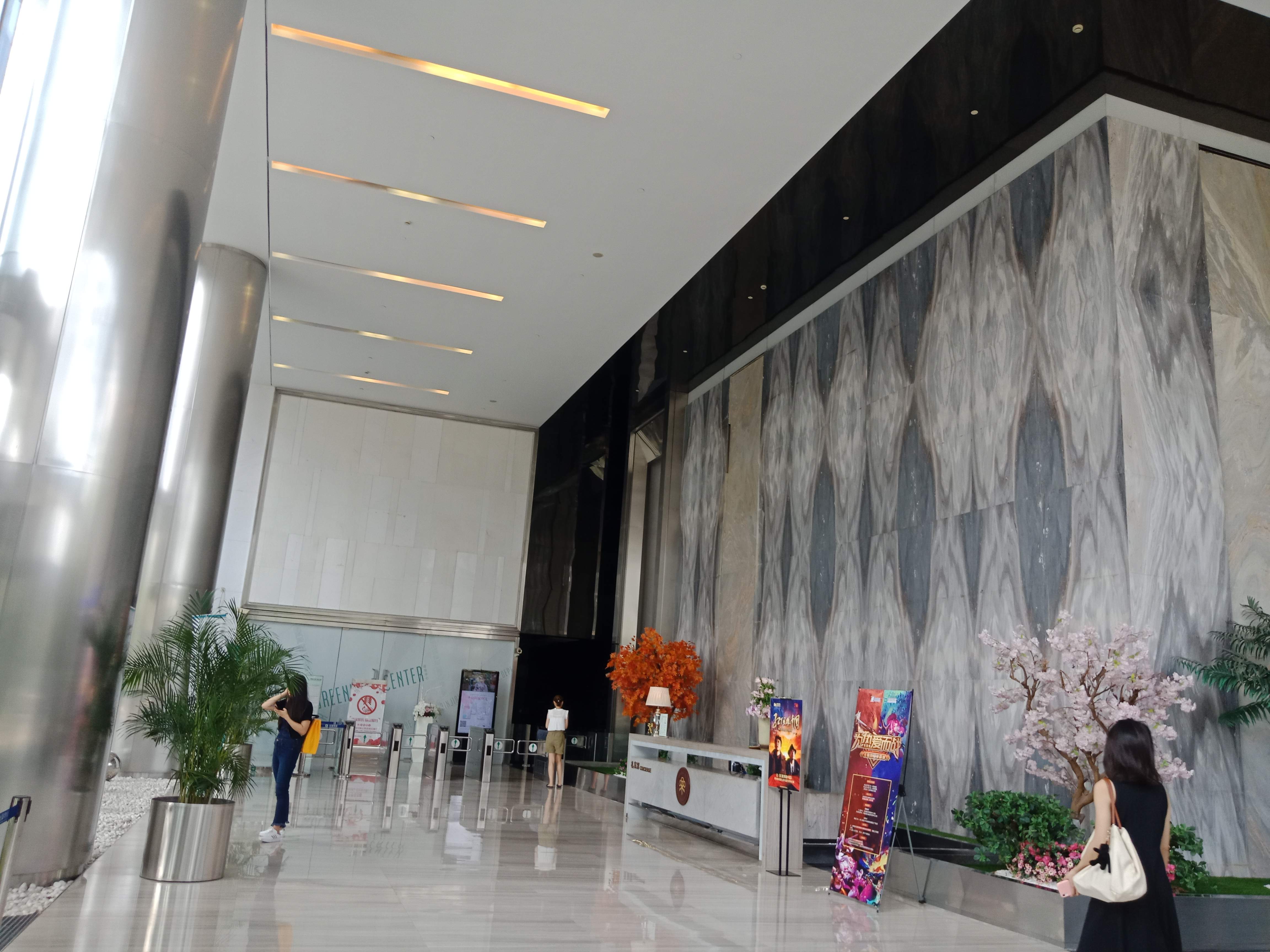 龙华上海绿地中心一期469平米写字楼出租