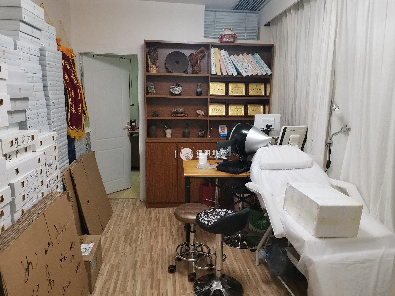 南京东路置地广场112平米写字楼出租