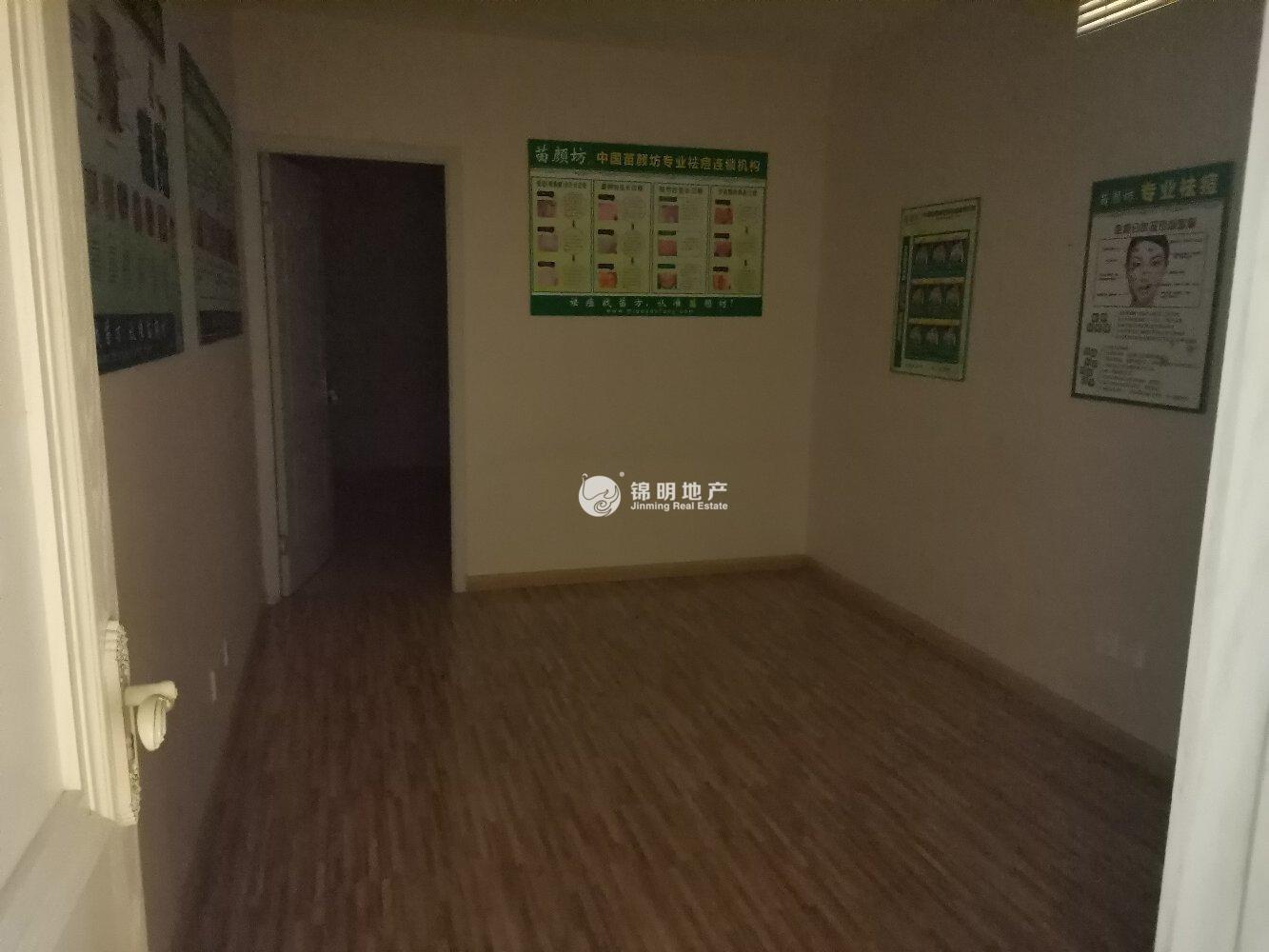 南京东路置地广场112平米写字楼出租