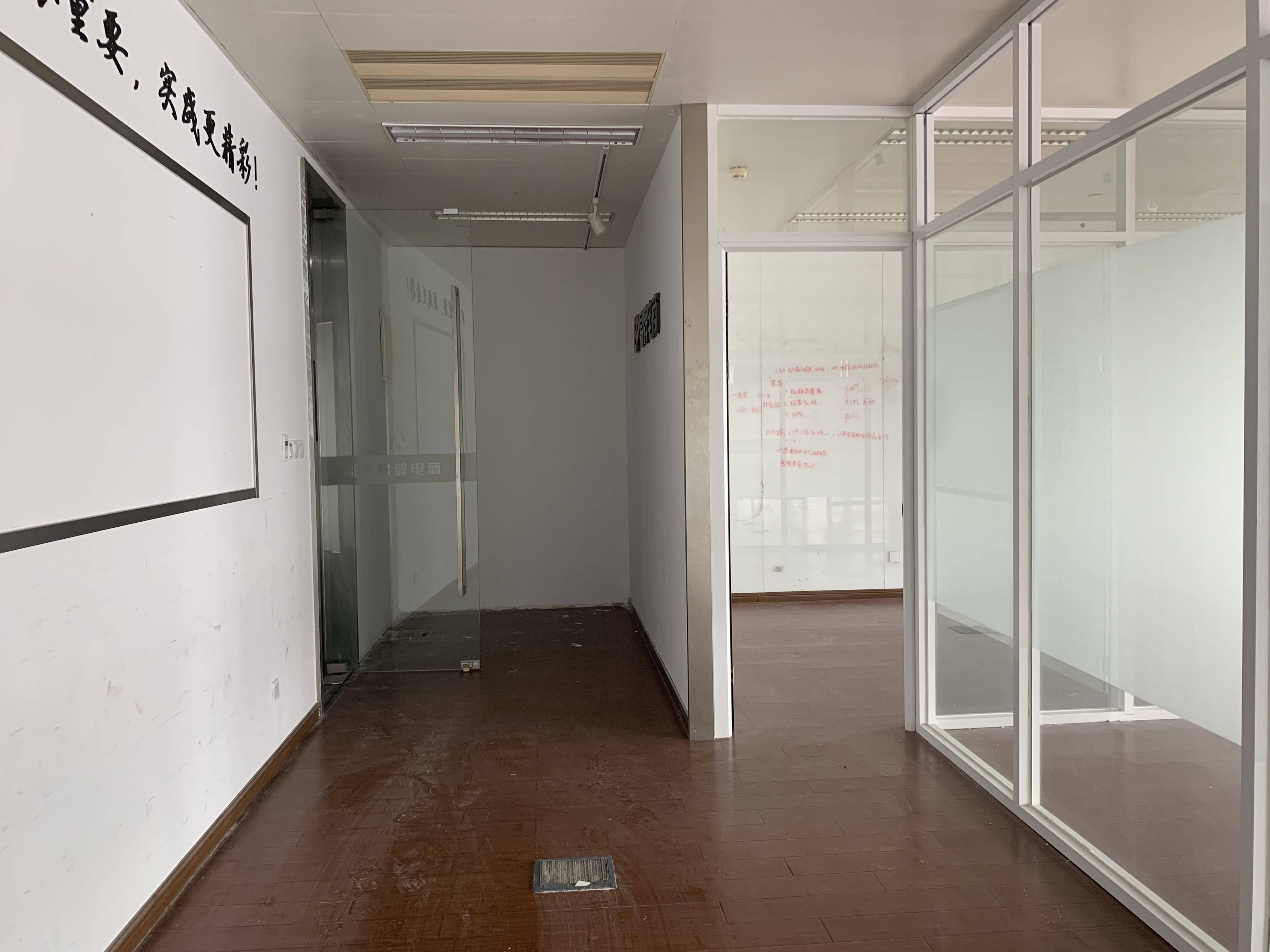 世博滨江绿地海外滩200平米写字楼出租