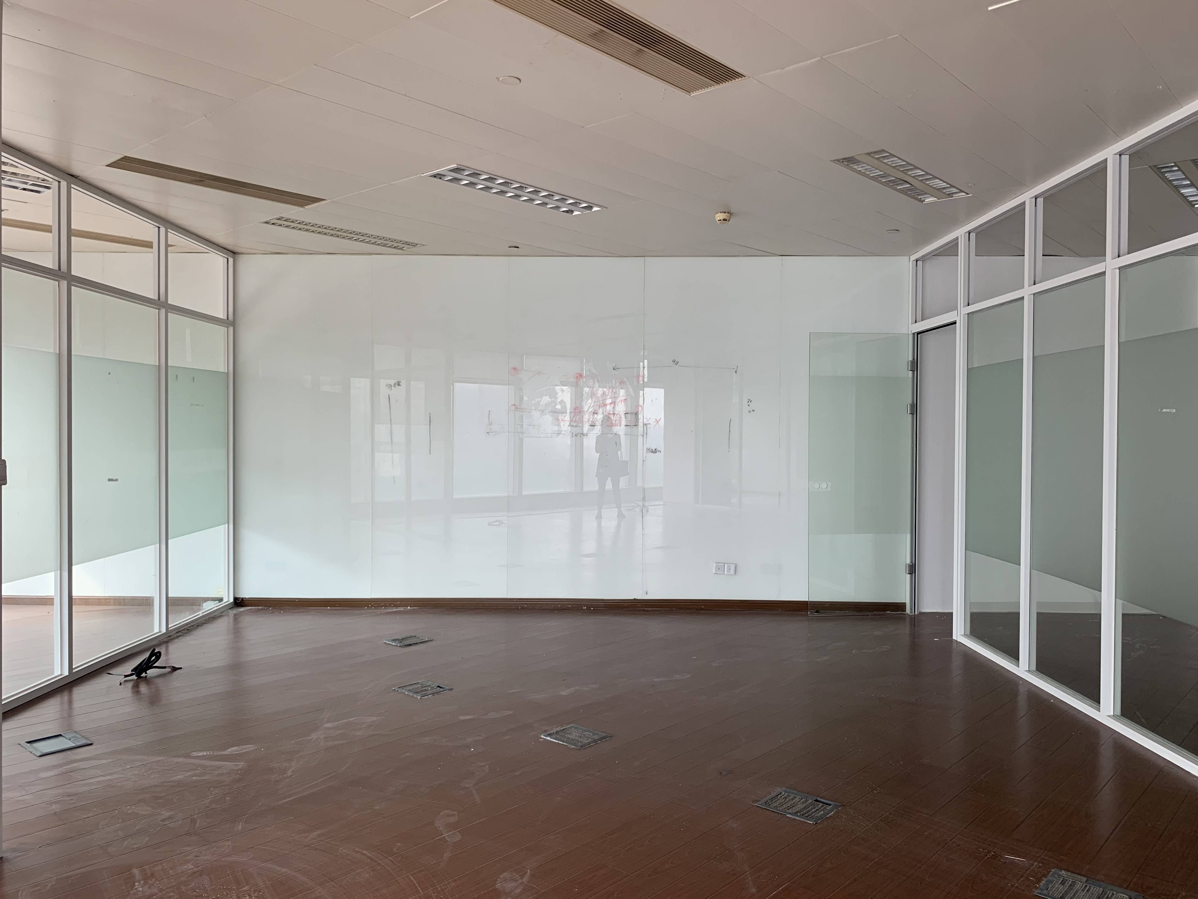 世博滨江绿地海外滩200平米写字楼出租