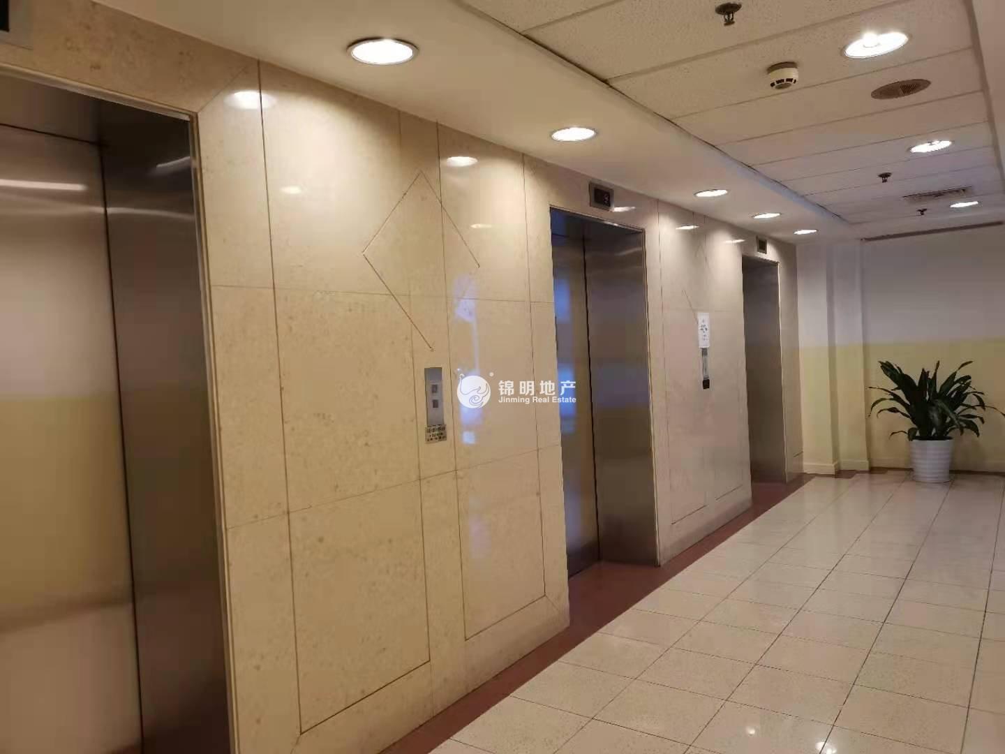 南京东路置地广场84平米写字楼出租