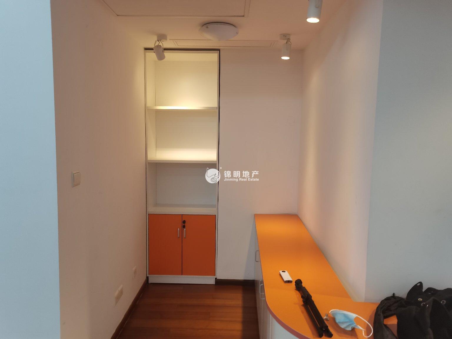 南京西路丽都新贵82平米写字楼出租